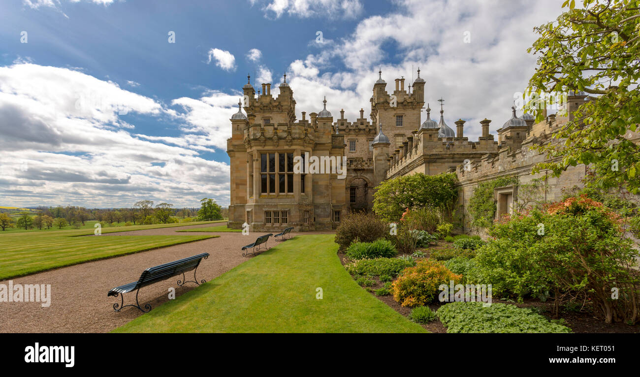 Blick auf den Etagen Schloss, dem Sitz des Herzogs von Roxburghe, Kelso, Roxburghshire, Scottish Borders, Schottland, Vereinigtes Königreich. Stockfoto