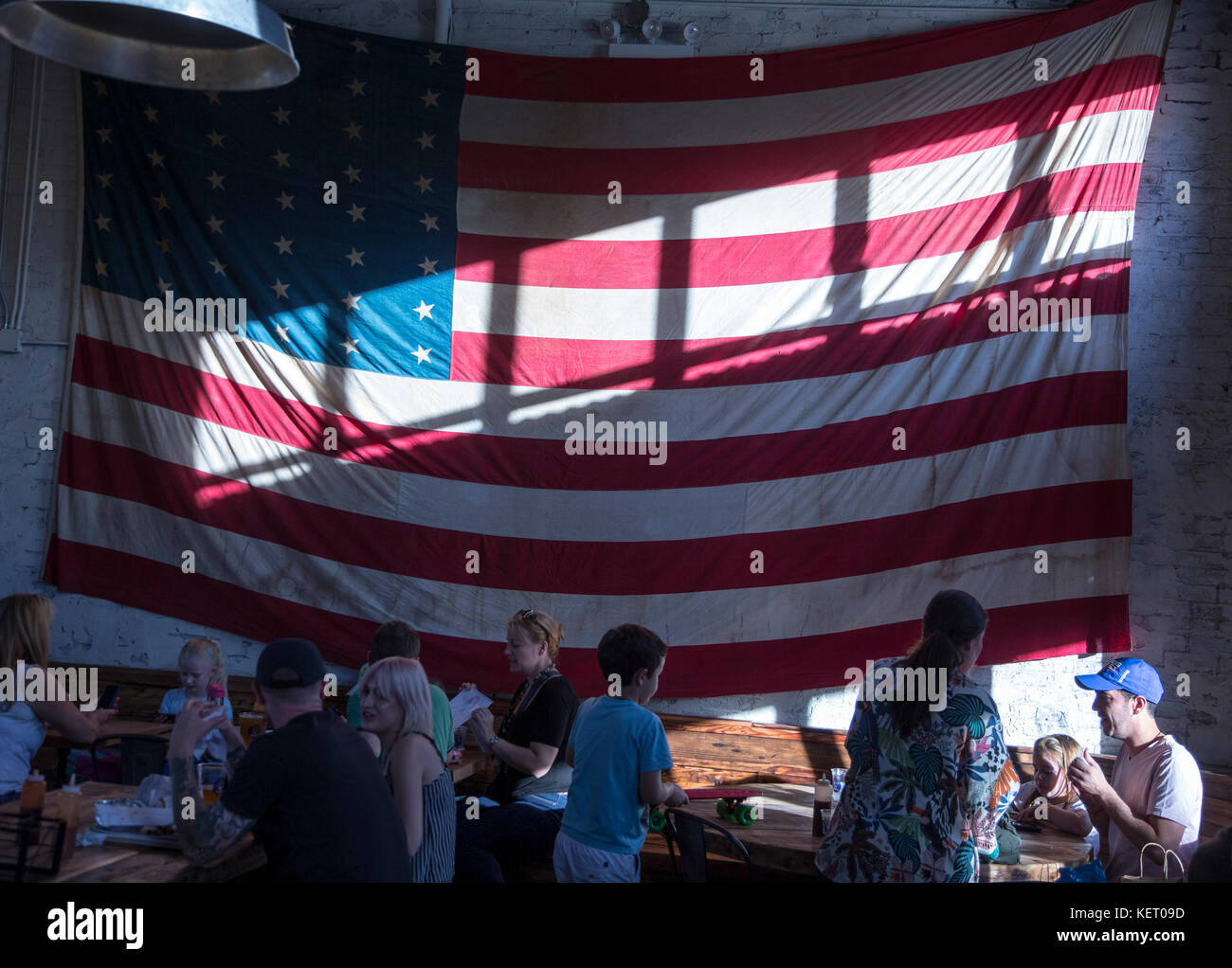 Eine amerikanische Flagge an der Wand eines Restaurant in Brooklyn, NY Stockfoto