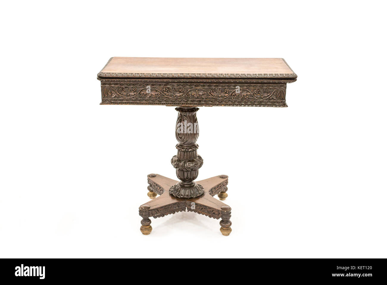 Antiken Holztisch mit schönen Schnitzereien auf dem weißen Hintergrund Stockfoto