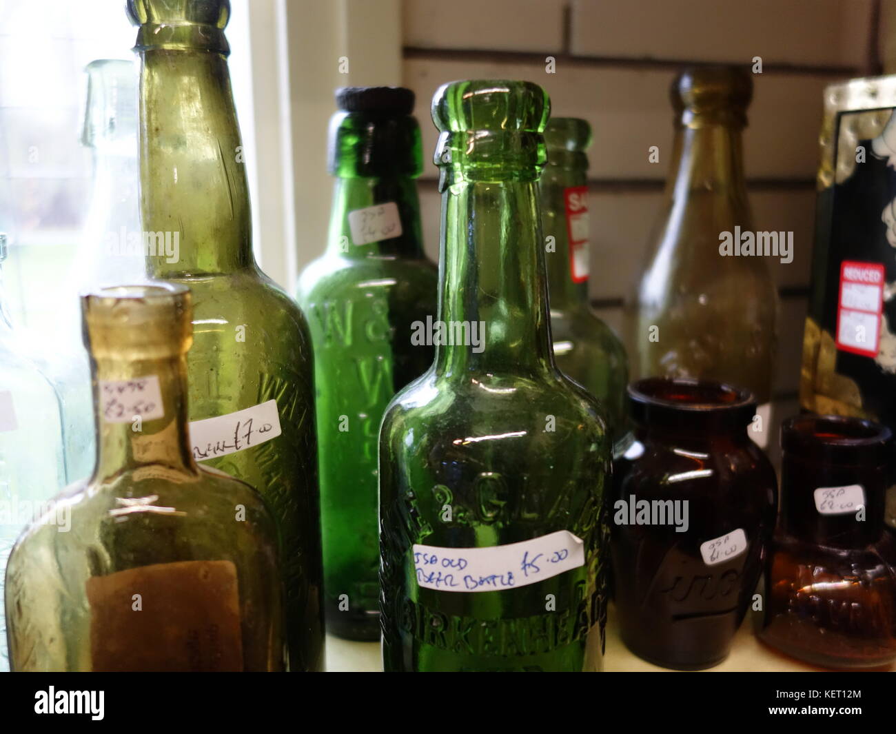 Eine Sammlung von Vintage Glas Medizin Flaschen Stockfoto