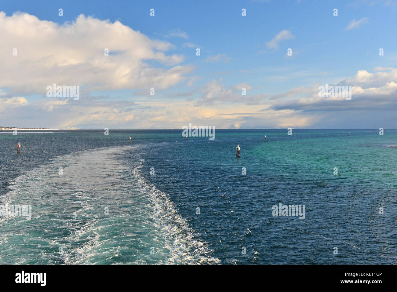 Bootstour, Fahrrinne mit Markierungen, Risøy Kanal, schäumende Wake, in der Nähe von Risøyhamn, Andøya Insel, Vesterålen, Nordland, Norwegen Stockfoto