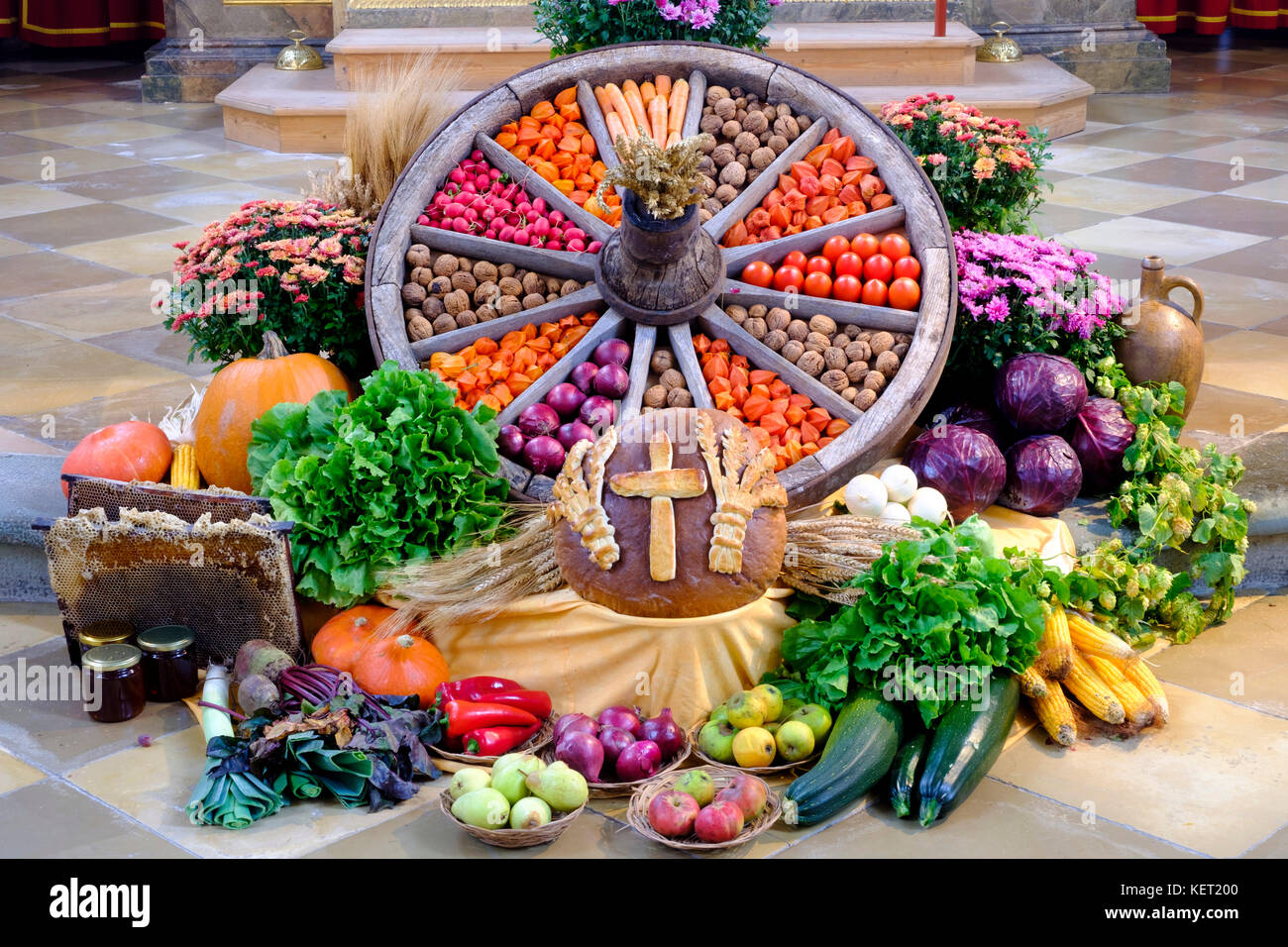 Obst und Gemüse auf dem Thanksgiving Altar, Thanksgiving, St. Kilian, Bad Heilbrunn, Oberbayern, Bayern, Deutschland Stockfoto