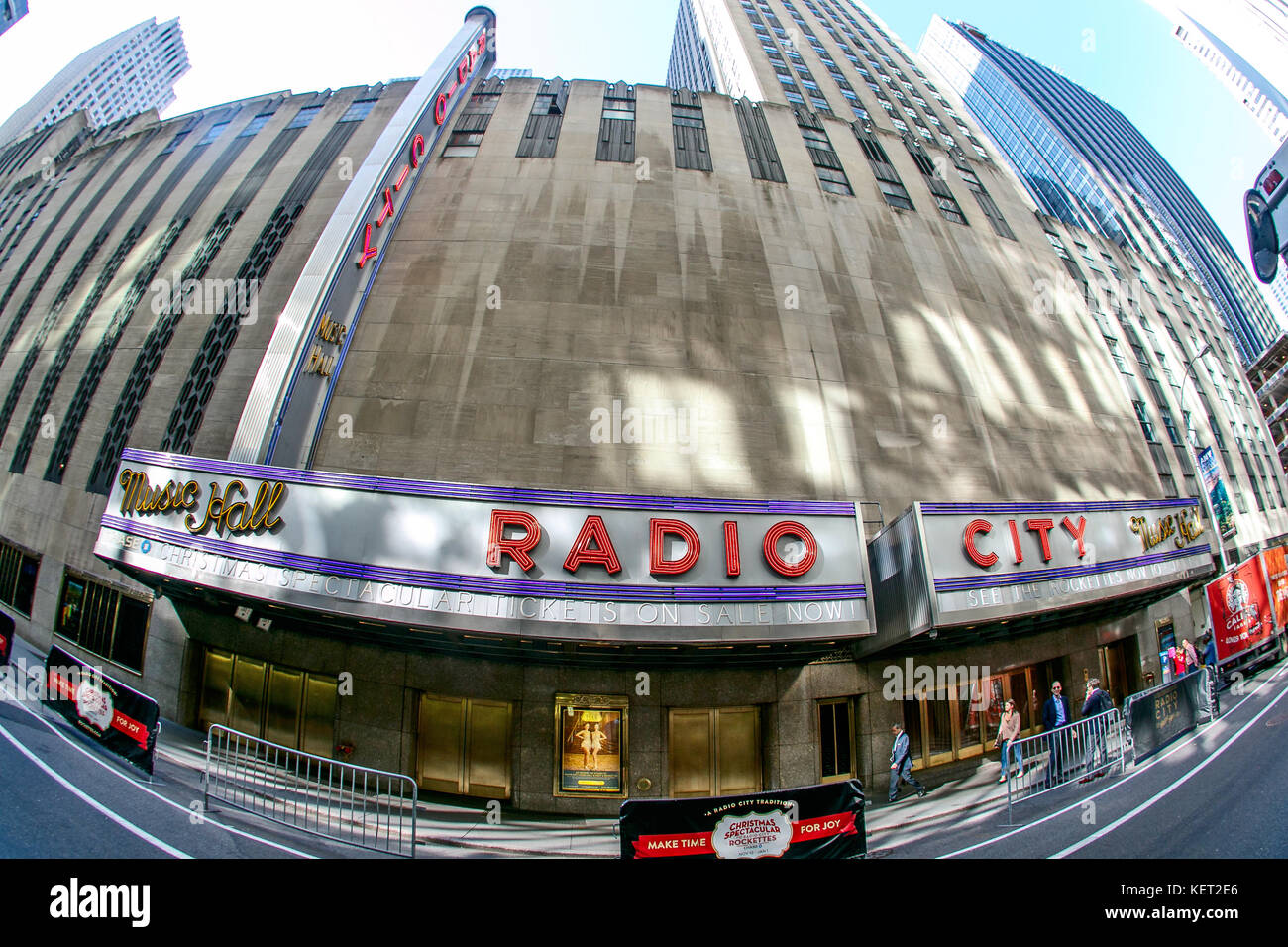 Die Radio City Music Hall in Midtown NYC als durch ein fischauge Objektiv gesehen. Stockfoto