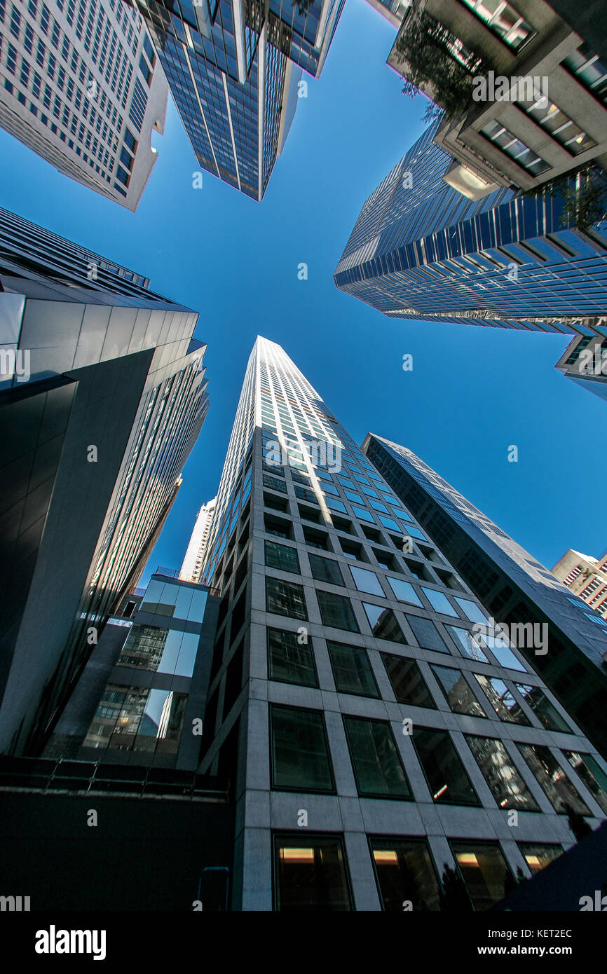 Gen Himmel Aussicht von 432 Park Avenue Tower - das höchste Gebäude der Welt - von anderen New Yorker Wolkenkratzern umgeben. Stockfoto