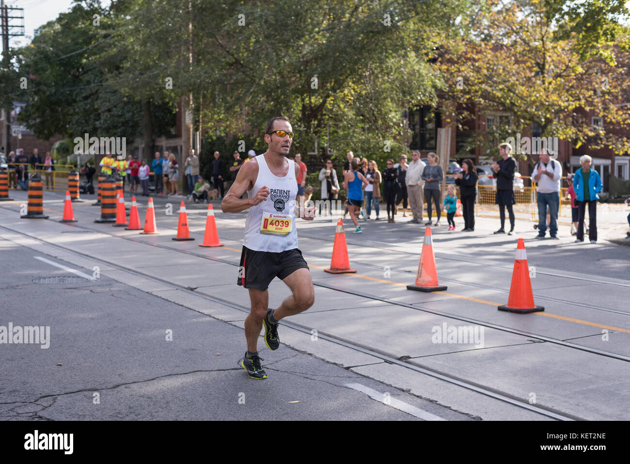 Toronto, Ontario/Kanada - 22.Oktober 2017: marathonläufer Scot das Bestehen der 33 km turnaround Point an der Scotiabank Toronto waterfront Marathon 2017. Stockfoto