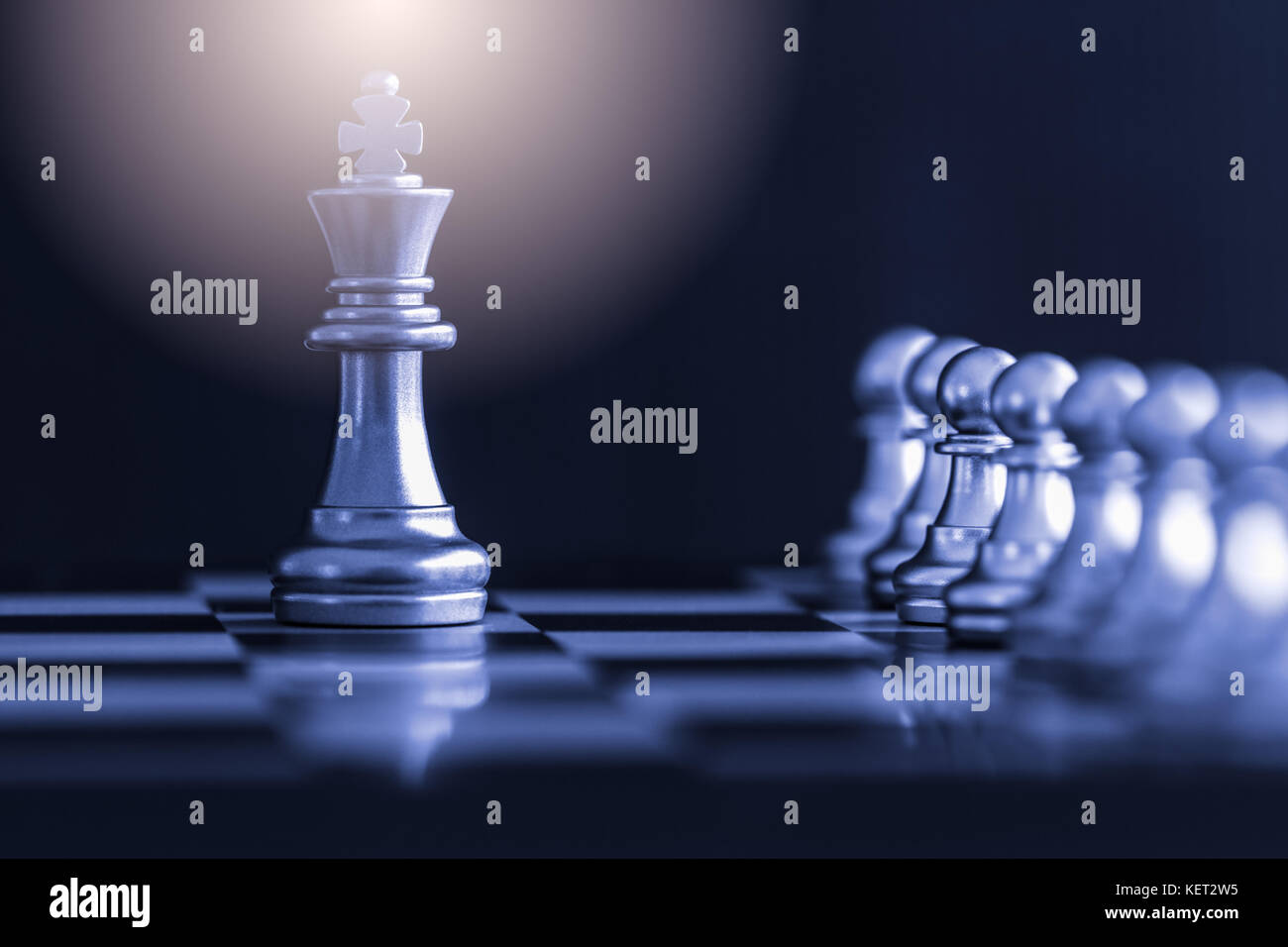 Strategie schach Schlacht intelligence Herausforderung Spiel auf Schachbrett. Erfolg die Strategie Konzept. Schach Business Leader und Erfolg Idee. Schach Strategie Stockfoto