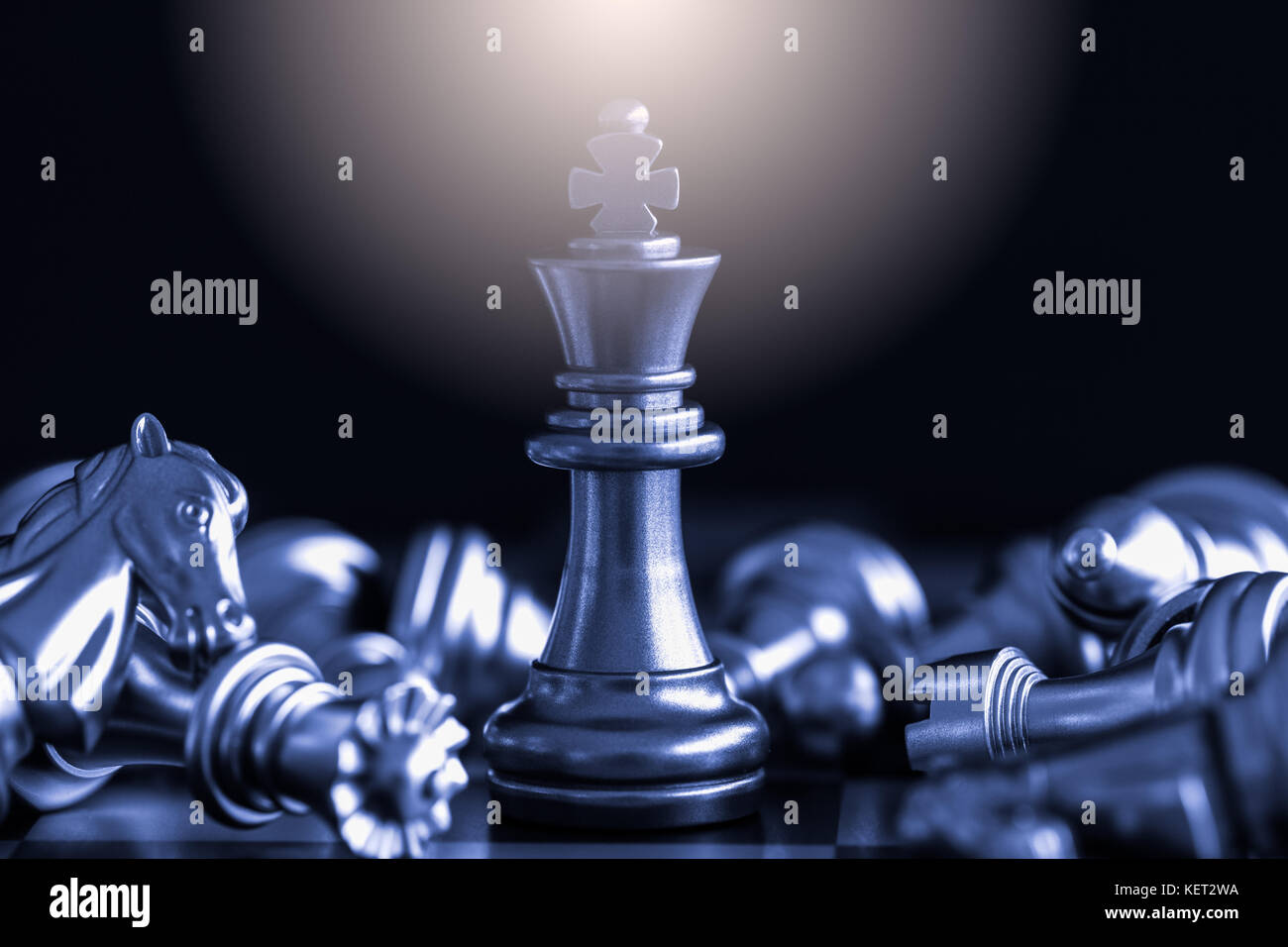 Strategie schach Schlacht intelligence Herausforderung Spiel auf Schachbrett. Erfolg die Strategie Konzept. Schach Business Leader und Erfolg Idee. Schach Strategie Stockfoto