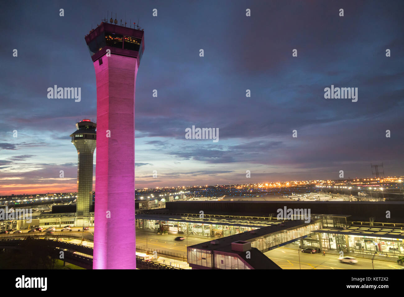 Chicago, Illinois - zwei der Kontrolltürme des internationalen Flughafens O'Hare bei Sonnenaufgang. Stockfoto