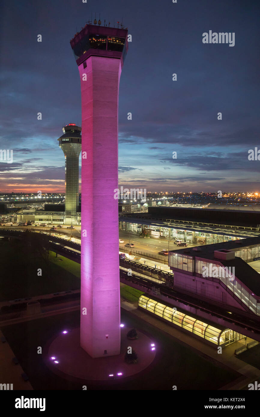 Chicago, Illinois - zwei der Kontrolltürme des internationalen Flughafens O'Hare bei Sonnenaufgang. Stockfoto