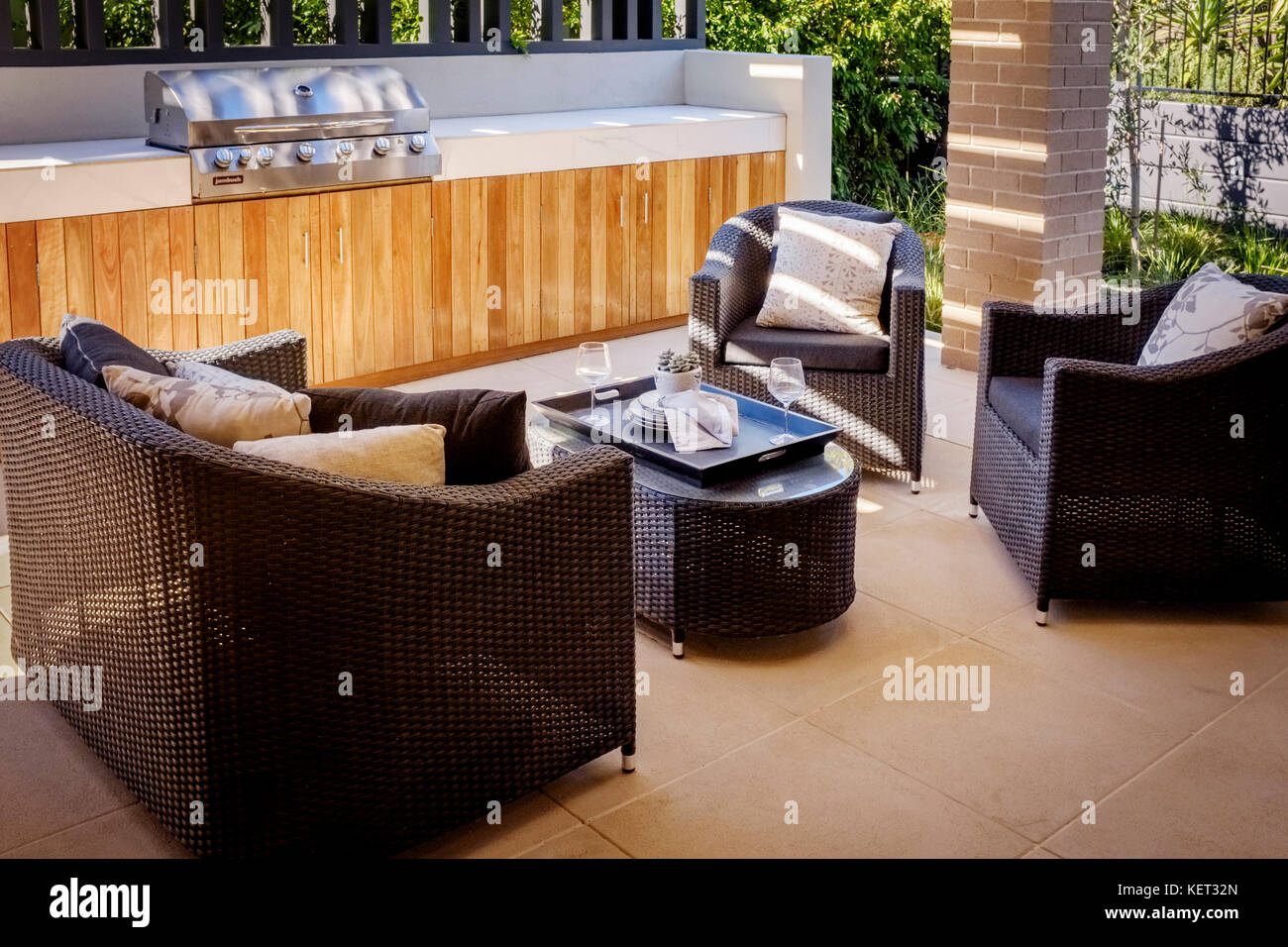 Die Unterhaltung im Freien Terrasse eines modernen australischen Home Die neusten Trend Dekorationen und Zubehör mit. Stockfoto