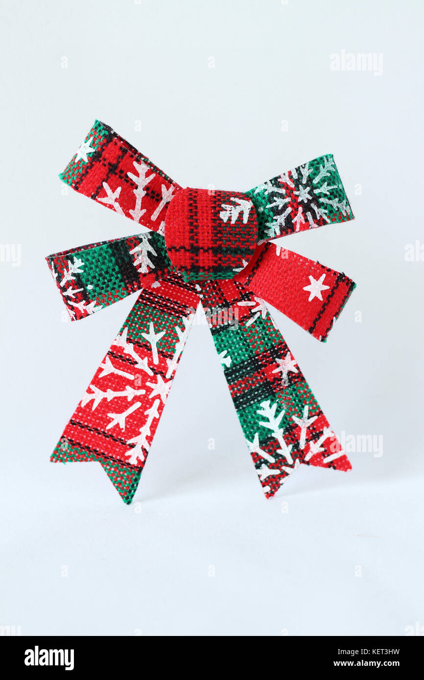 Geschenke mit glänzenden Bogen für eine Weihnachtsfeier Einrichtung Stockfoto
