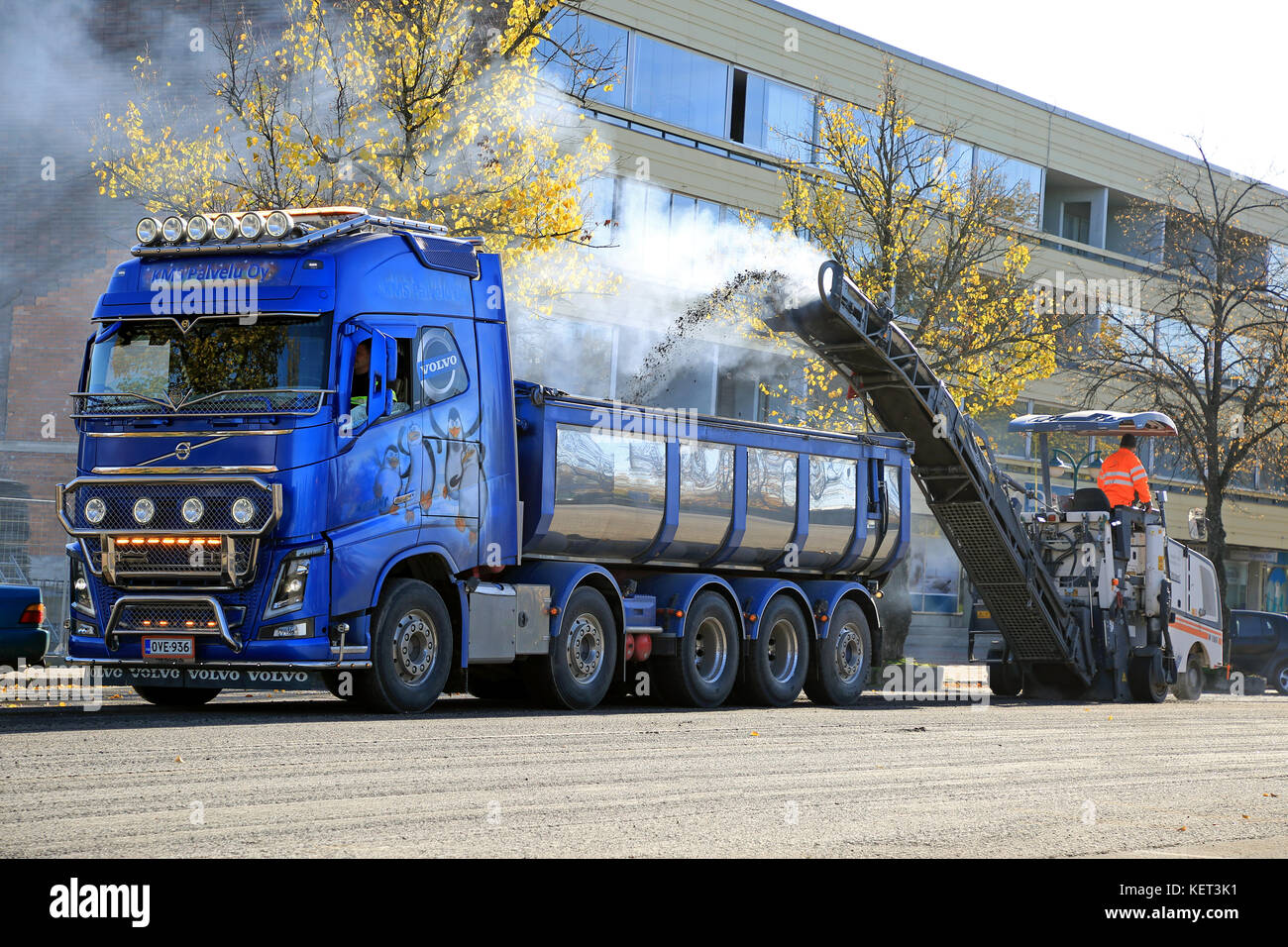 Salo, Finnland - 15. Oktober 2017: Volvo fh Kipper und Wirtgen asphalt Fräsmaschine bei der Arbeit auf einer Straße der Stadt. Die asphaltierte Straße wird Mühle Stockfoto