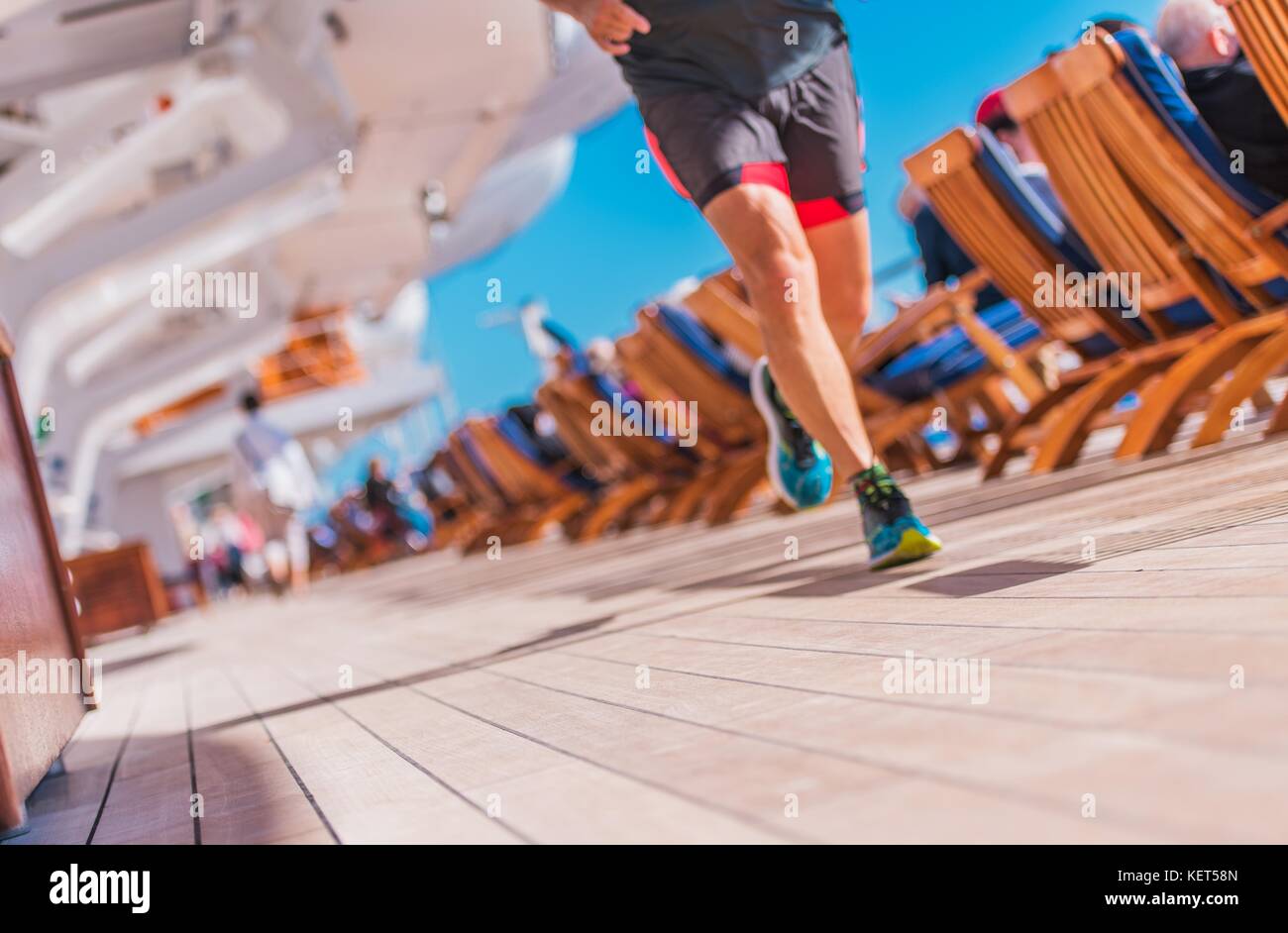 Kreuzfahrtschiff Aktivität. sport Thema. laufen Männer auf dem Kreuzfahrtschiff deck. Körper in Form zu halten. Stockfoto