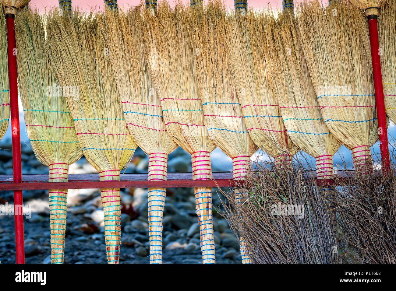 Mehrere neue Stroh Besen auf dem Markt Stockfoto