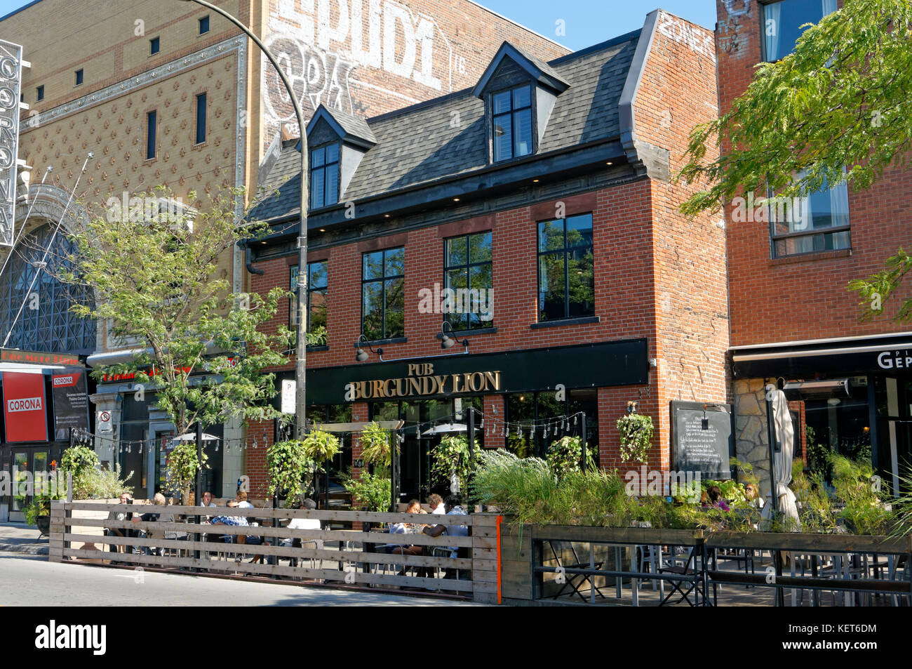 Die Menschen sitzen draußen im Burgund Lion Pub, einen britischen Pub in kleinen Burgund, Rue Notre-Dame Street, Montreal, Quebec, Kanada Stockfoto