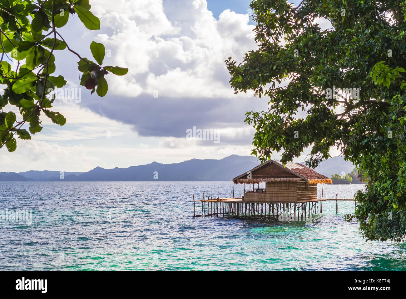 Bungalow auf dem Wasser. Insel waigeo. Raja Ampat, West Papua, Indonesien. Stockfoto