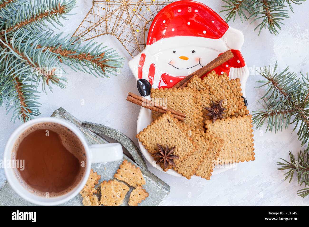 Weihnachten Dekoration: heißer Kakao mit Cookies. obere Ansicht, Weihnachten Lebensmittel Konzept. Stockfoto