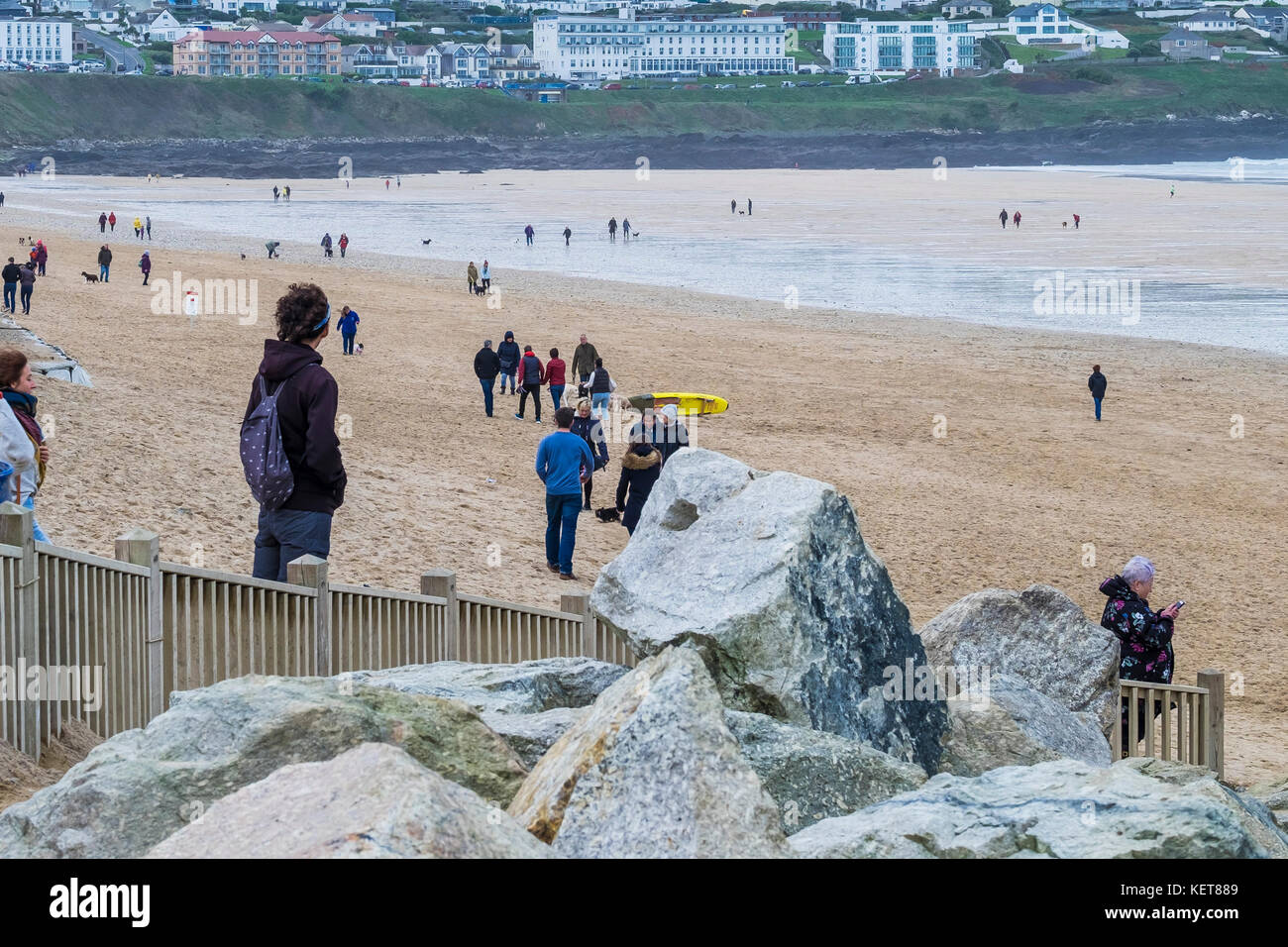 Fistral Beach Newquay Cornwall - Menschen zu Fuß auf Fistral Beach Newquay Cornwall. Stockfoto