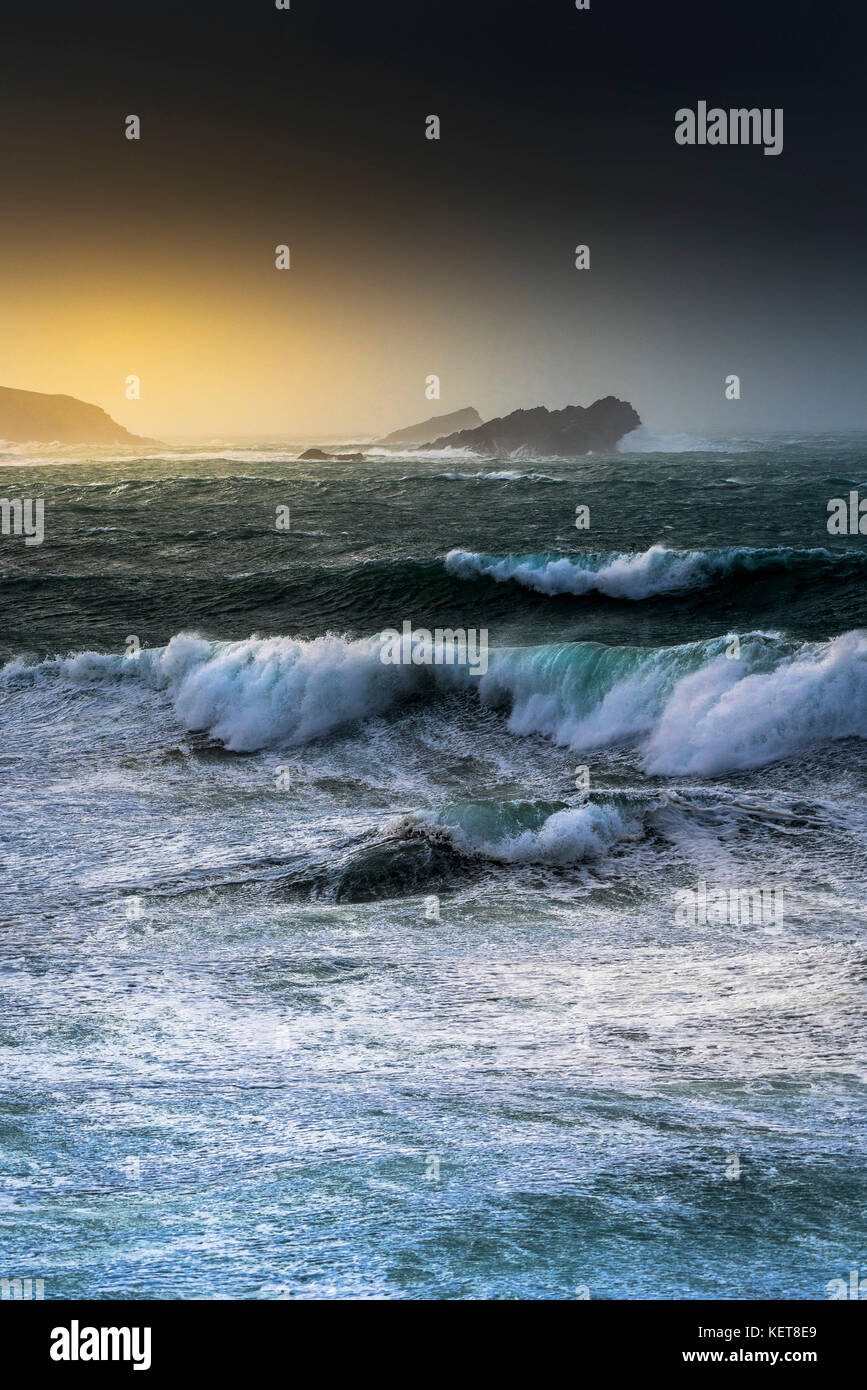 UK Wetter Sturm Ophelia - wilden stürmischen Meer Bedingungen als Sturm Ophelia Hits die Küste bei Newquay Cornwell. Stockfoto