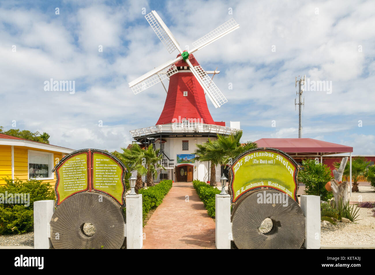 Palm Beach, Aruba - Dezember 3, 2008: Das kultige alte holländische Windmühle im Palm Beach in der Nähe von Oranjestad auf der karibischen Insel Aruba. Palm Beach ist das pop Stockfoto