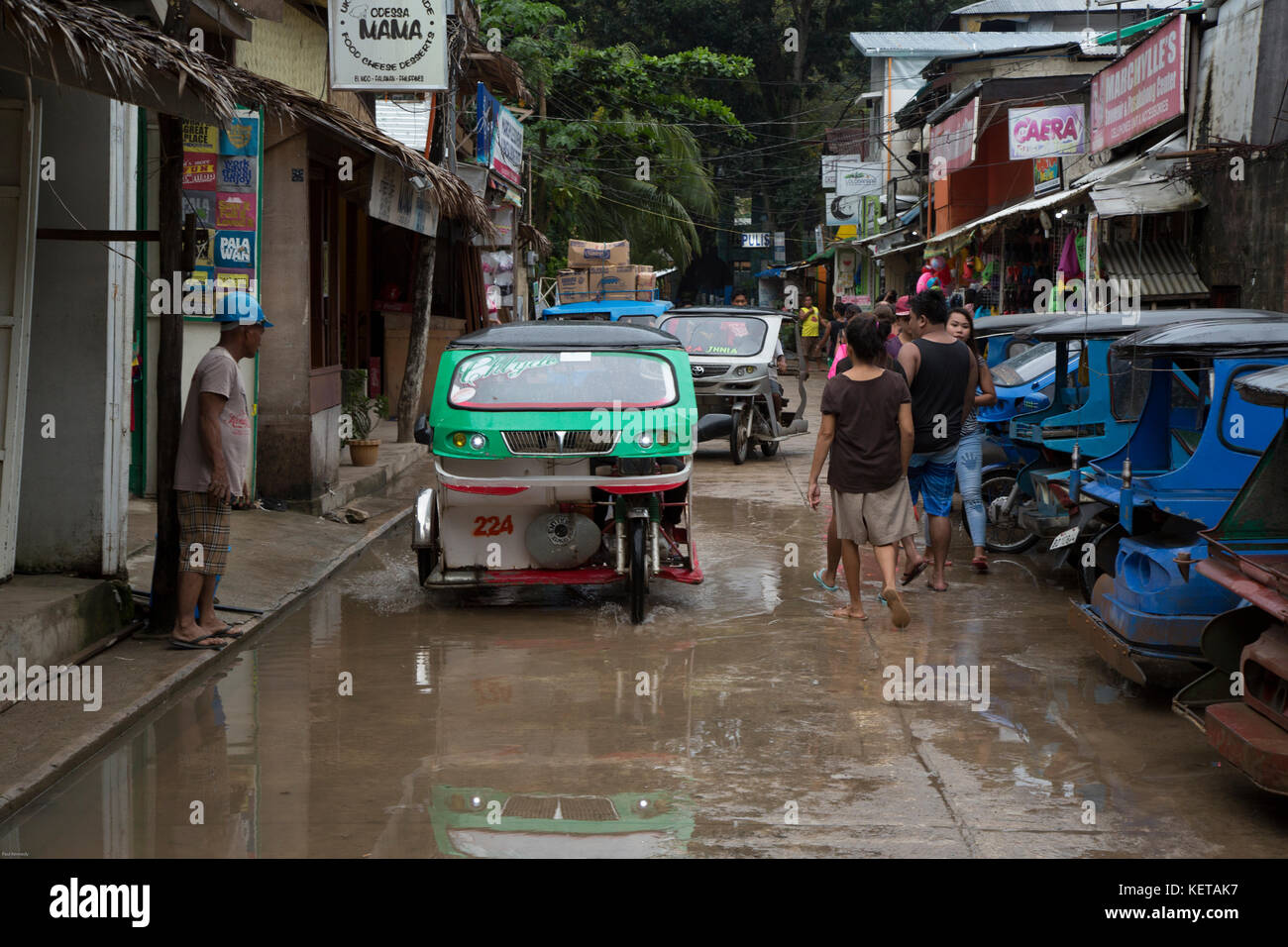 Motorisierte dreiräder (Auto-rikscha) bei nassen Straßen von El Nido, Palawan Stockfoto