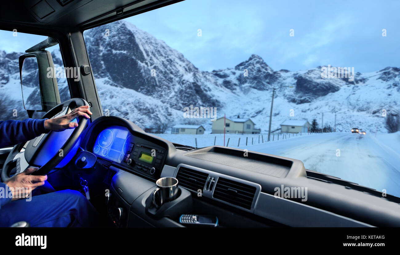 Treiber Blick aus dem Cockpit eines Lkw auf der schneebedeckten Straße bei Nacht Stockfoto