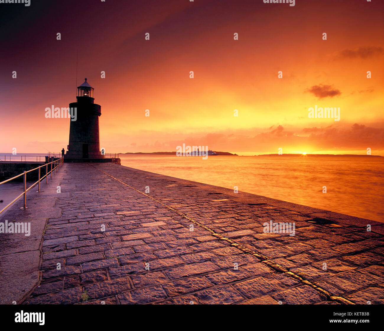 Kanalinseln. Guernsey. Saint Peter Port. Burgbrecher und Leuchtturm bei Sonnenaufgang. Stockfoto