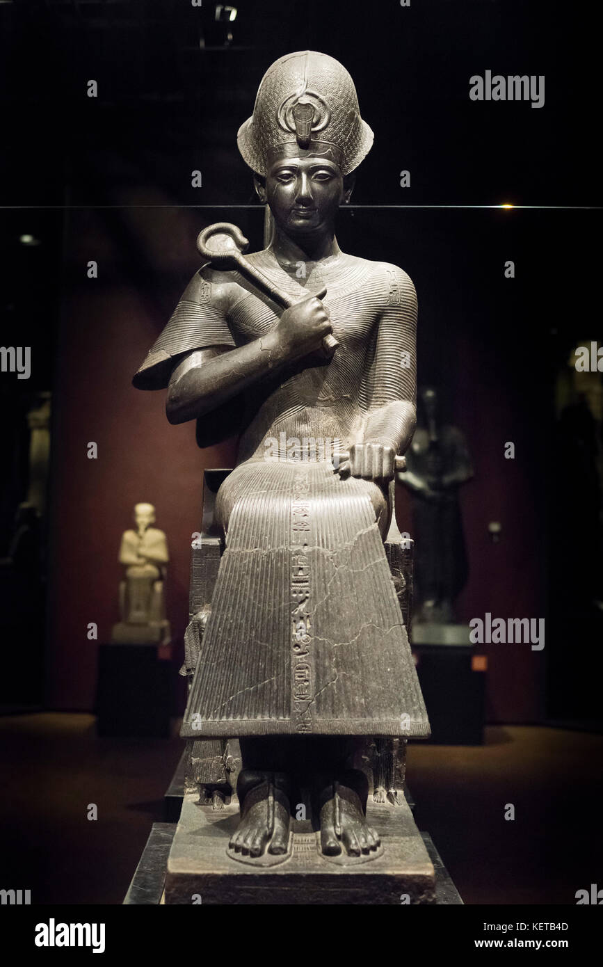 Turin. Italien. Portrait Statue der ägyptischen Pharao Ramses II. trägt ein Khepresch-krone Krone & Holding die Heqa Zepter. Museo Egizio (Ägyptisches Museum) Stockfoto