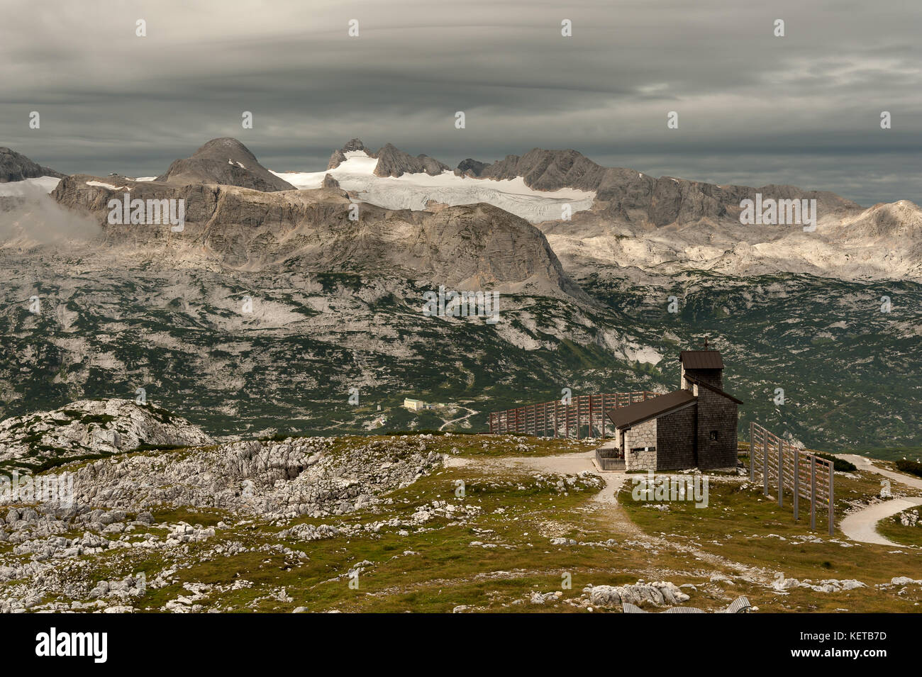 Dachstein (Salzkammergut, Österreich) Panorama mit Gletscher wie vom Krippenstein an einem bewölkten Morgen im Sommer gesehen Stockfoto