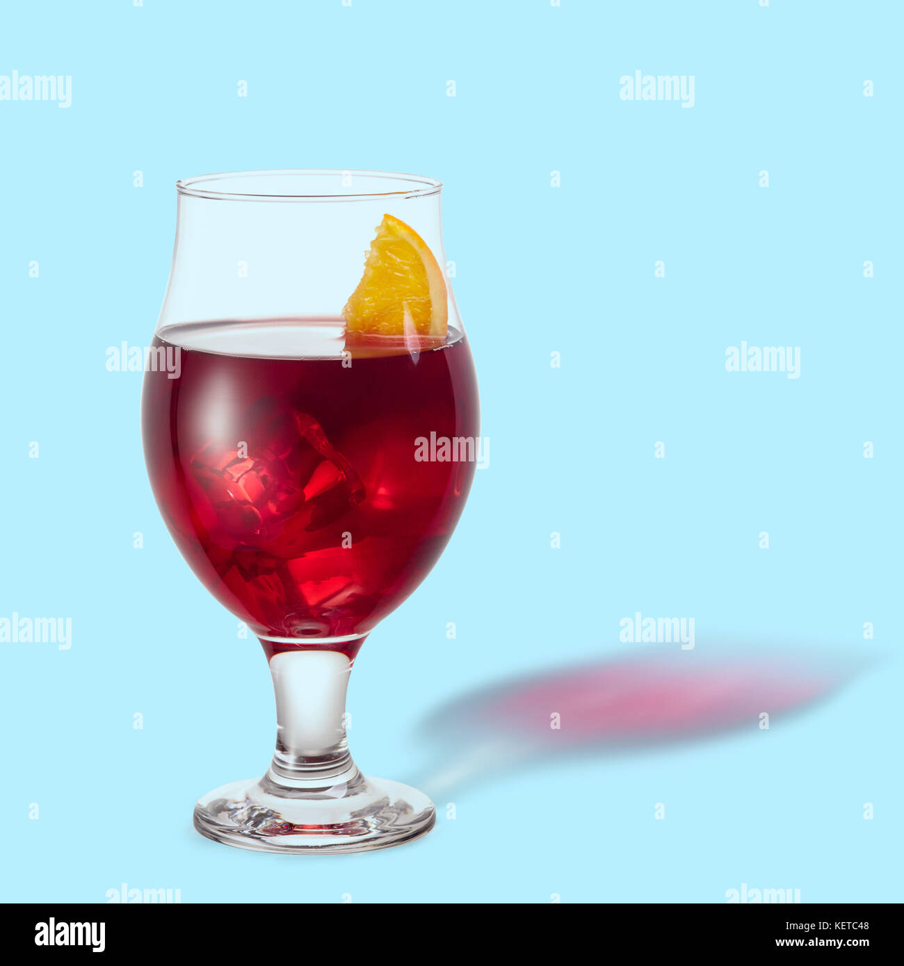 Cocktail mit Eiswürfel und orange Stockfoto