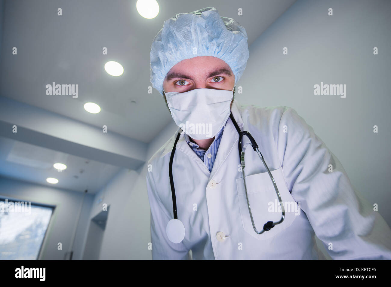 Aufgeregt professionelle Arzt in medizinischen Maske und Kamera. Stockfoto