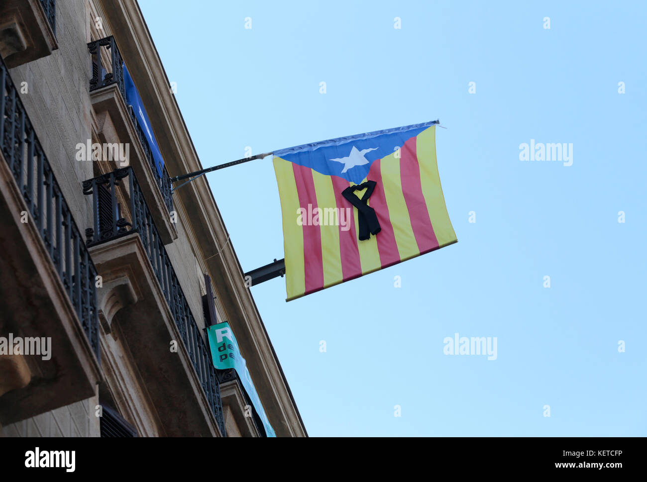 Estelada Fahne mit schwarzem Band in Barcelona Stockfoto