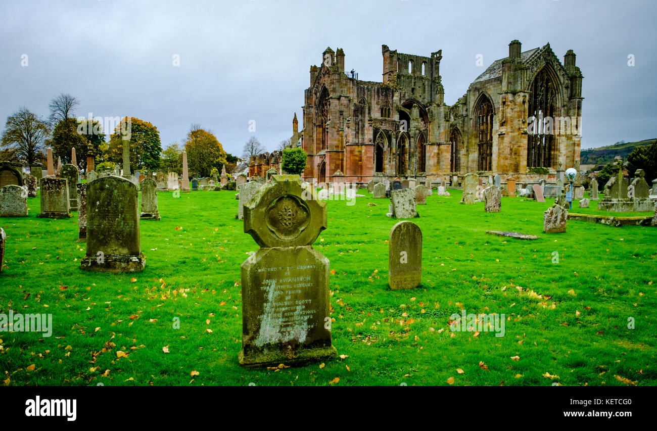 Herbstfärbung in Melrose Abbey, Scottish Borders Stockfoto