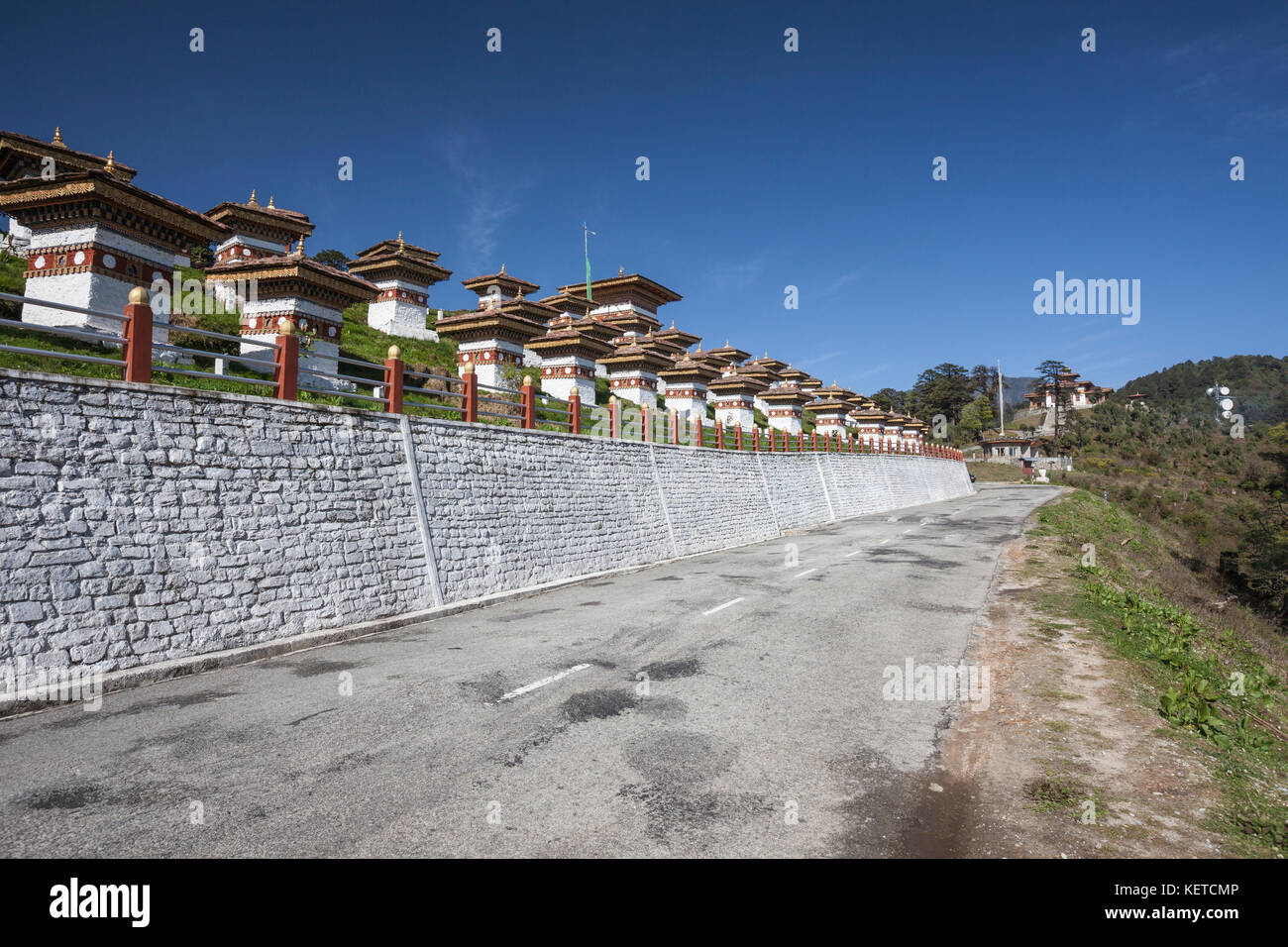 Straße entlang der heiligen buddhistischen Kloster phuentsholing wangdue Bhutan Asien Stockfoto