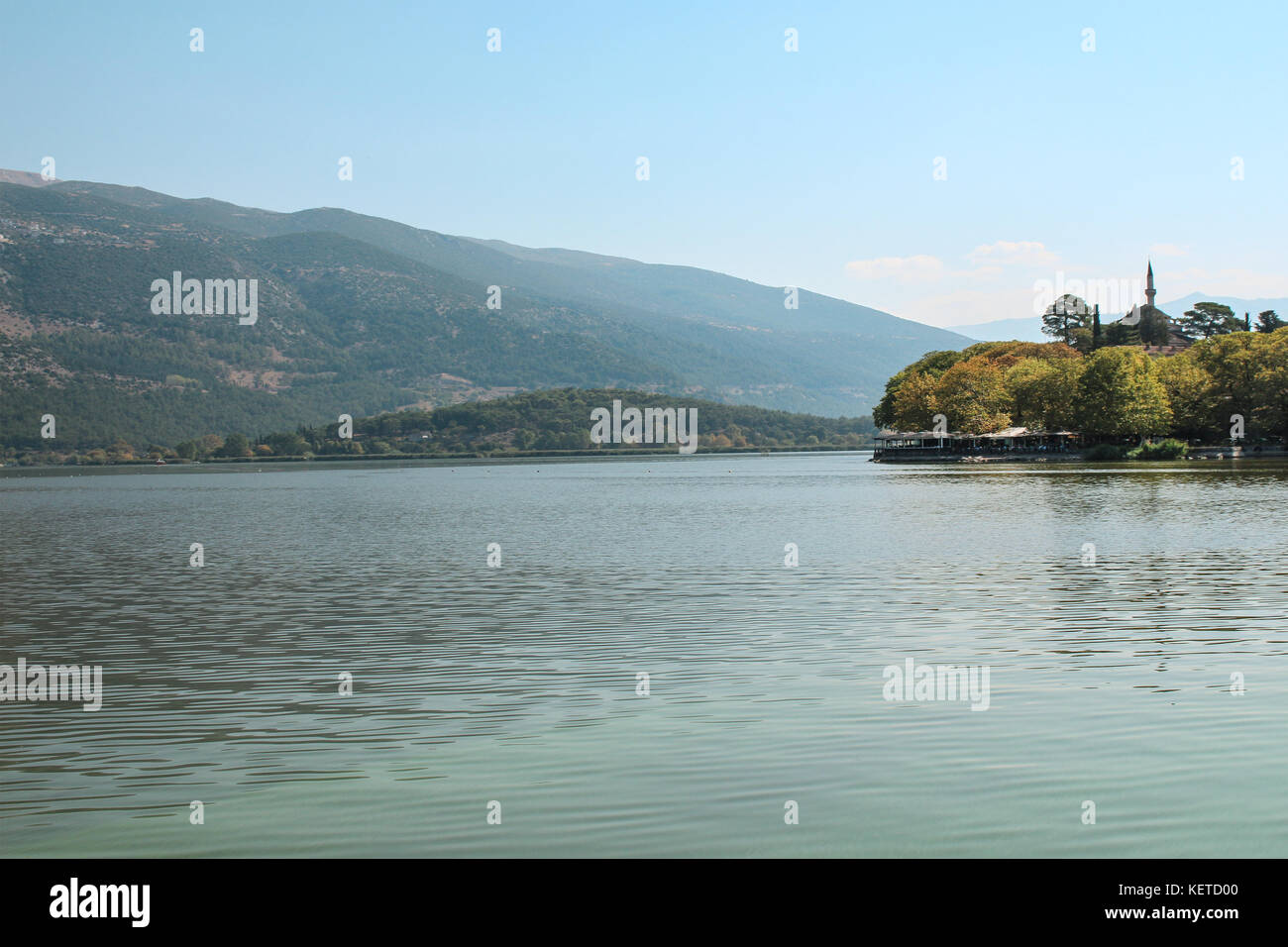 Landschaft des Sees Pamvotida, die Stadt von Ioannina, Griechenland Stockfoto