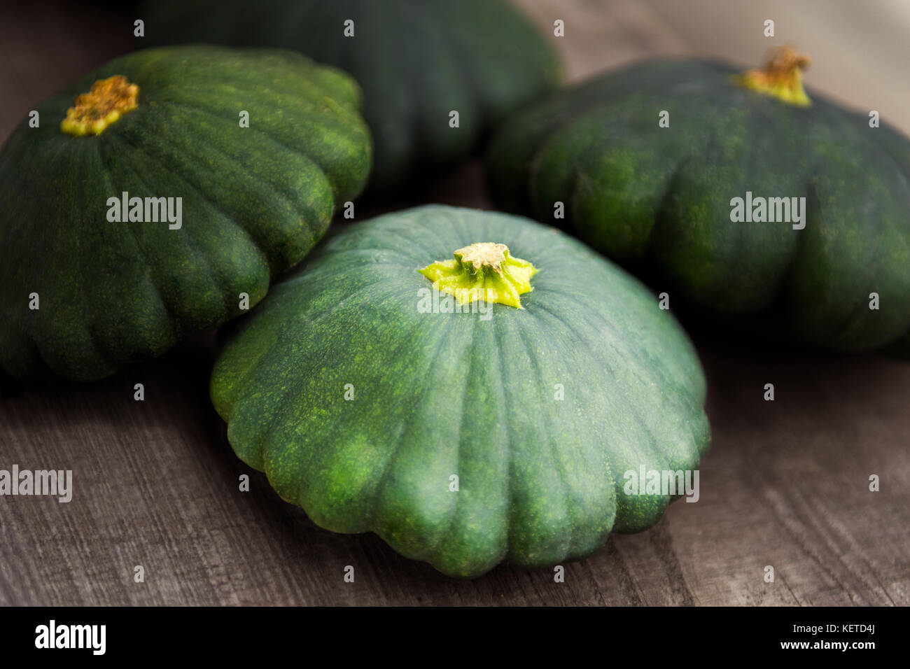 Grüne patty pan Squash bei Farmers Market angezeigt. Frische bio Patty pan Squash in Lebensmittelgeschäft oder Supermarkt. Stockfoto