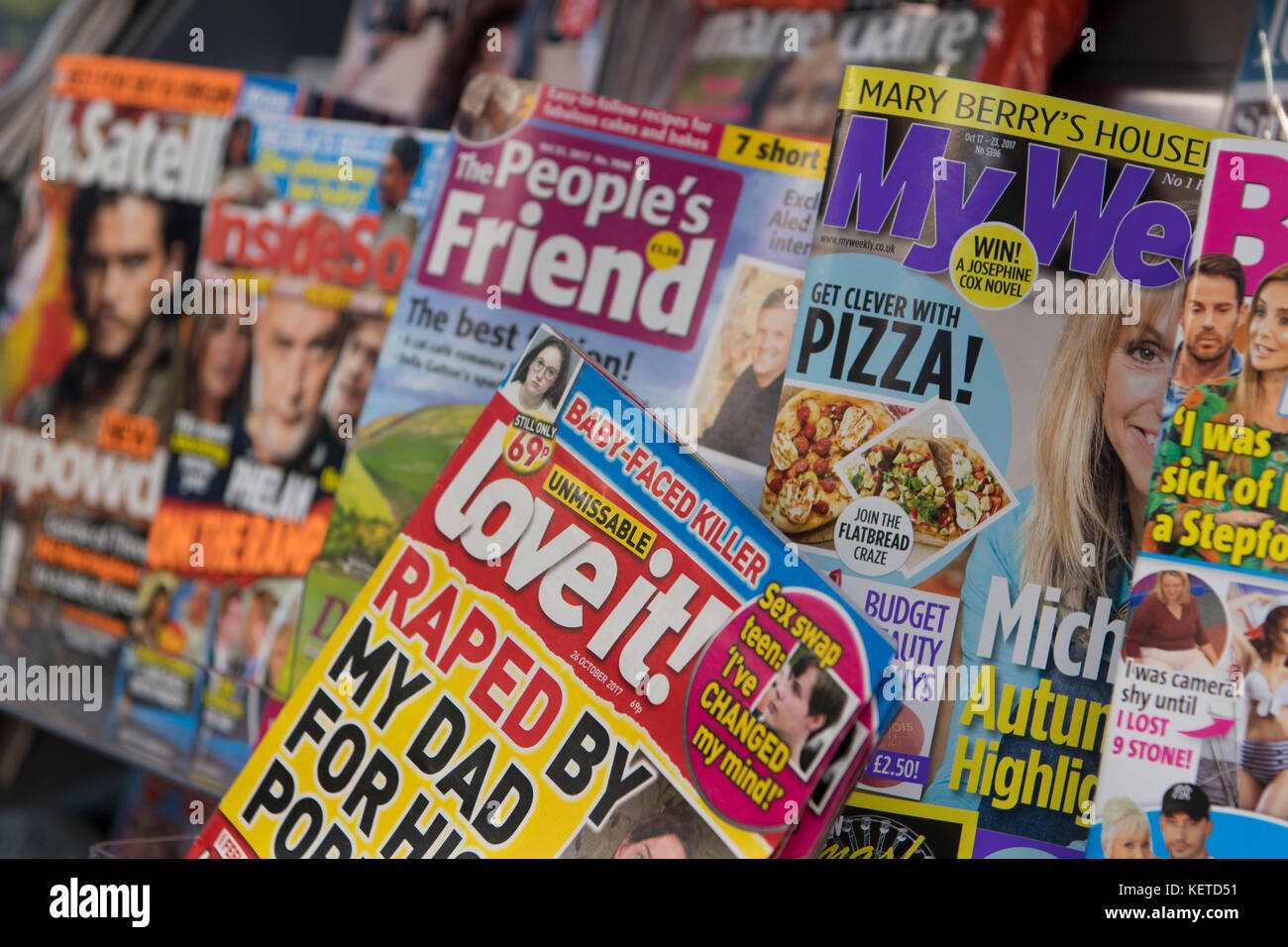 Klatsch und Promi-magazine auf Anzeige auf einen Zeitungsladen Supermarktregal. Stockfoto