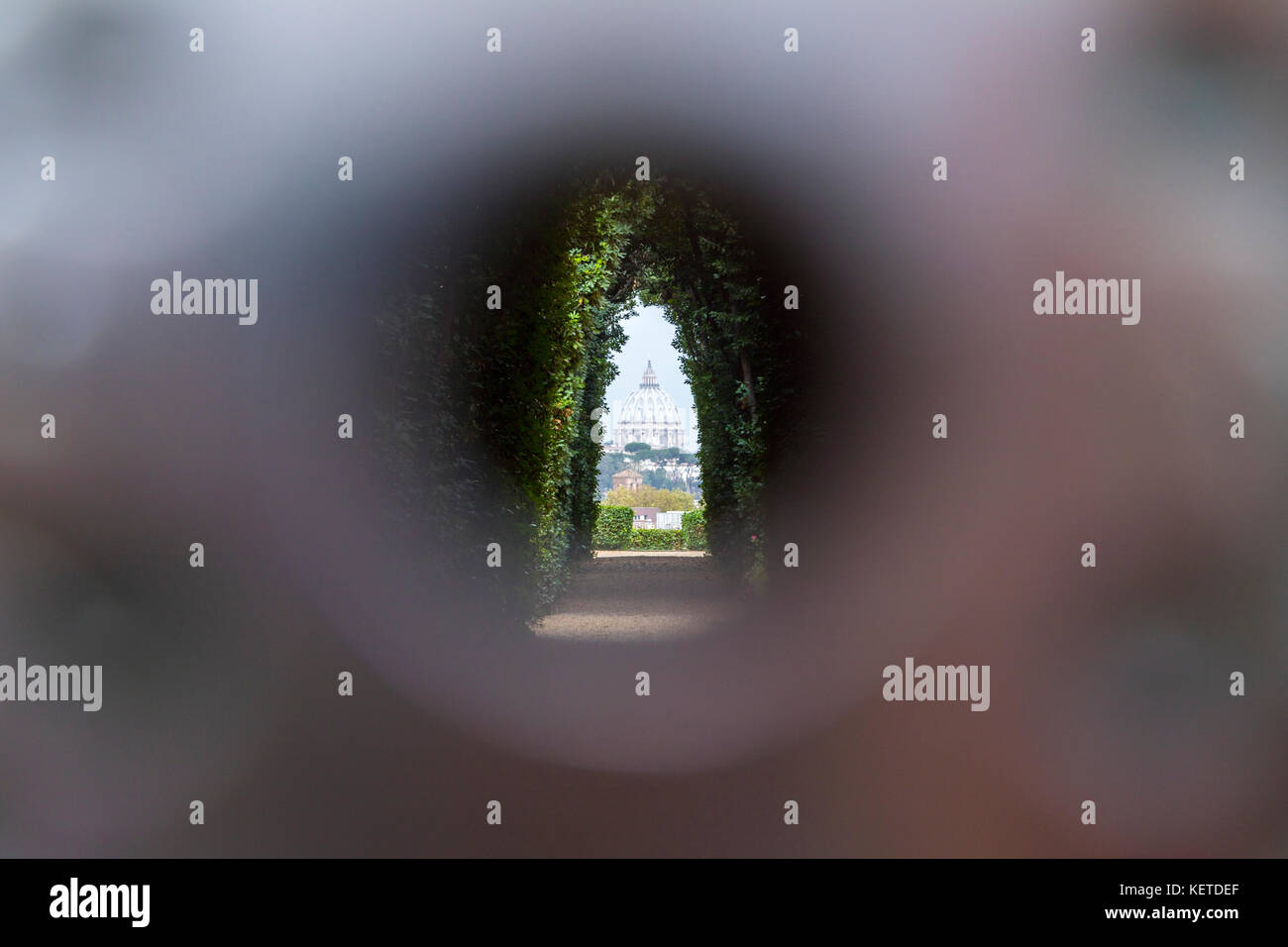 Blick auf die Basilika di San Pietro aus dem Loch von Porta Cavalieri di Malta Rom Latium Italien Europa Stockfoto