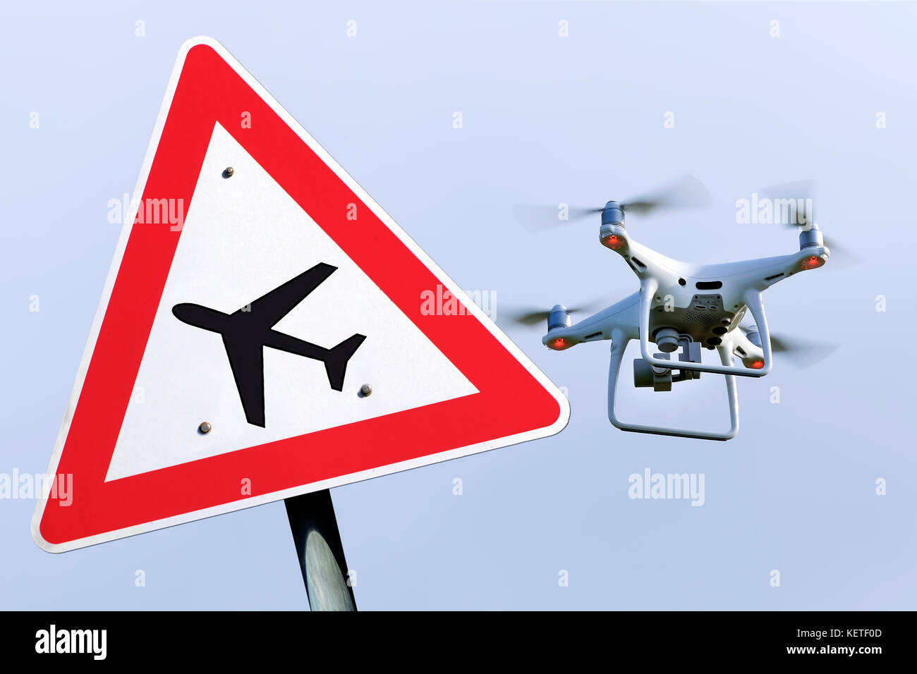 Flying drone und Air traffic sign Stockfoto