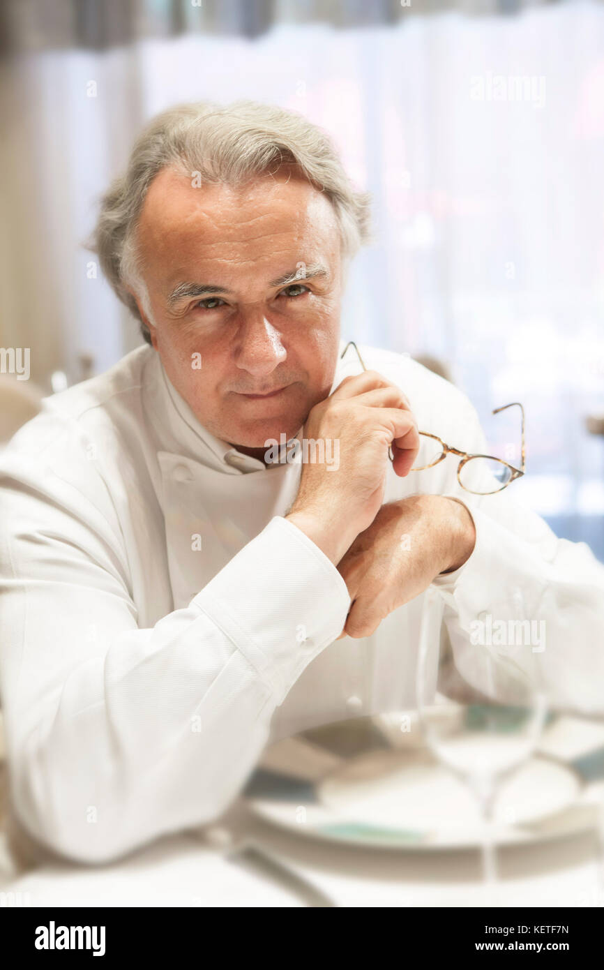 - Europe-France Paris-Plaza - Athene-Restaurant Aain Ducasse. Portrait von Alain Ducasse Stockfoto