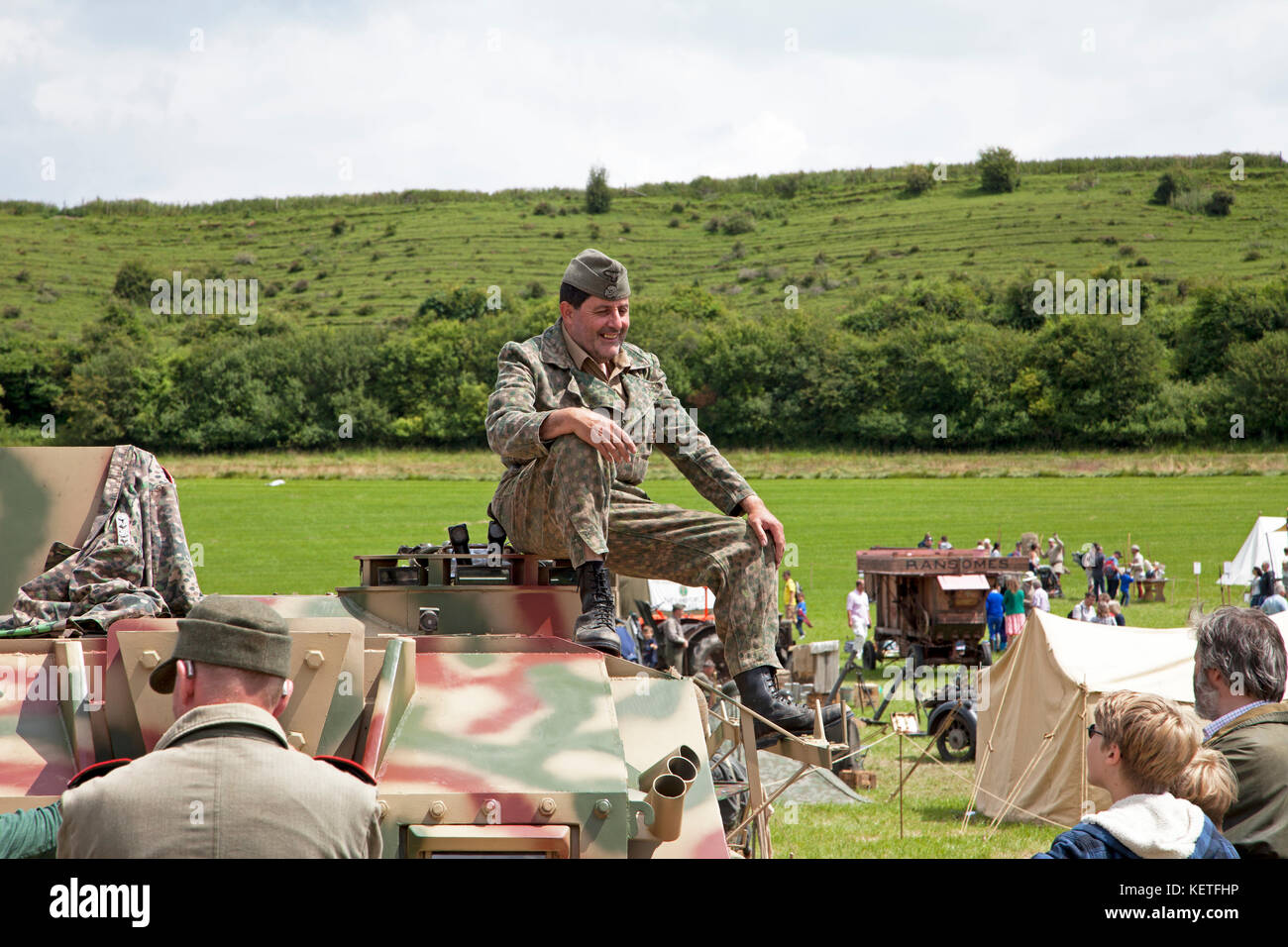 Ein Mann in amerikanischer Militäruniform, der mit Besuchern während eines Geschichtsfestes spricht. Stockfoto