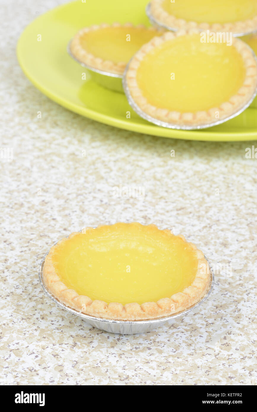Lemon tart auf Zähler nach oben flachen dof Stockfoto