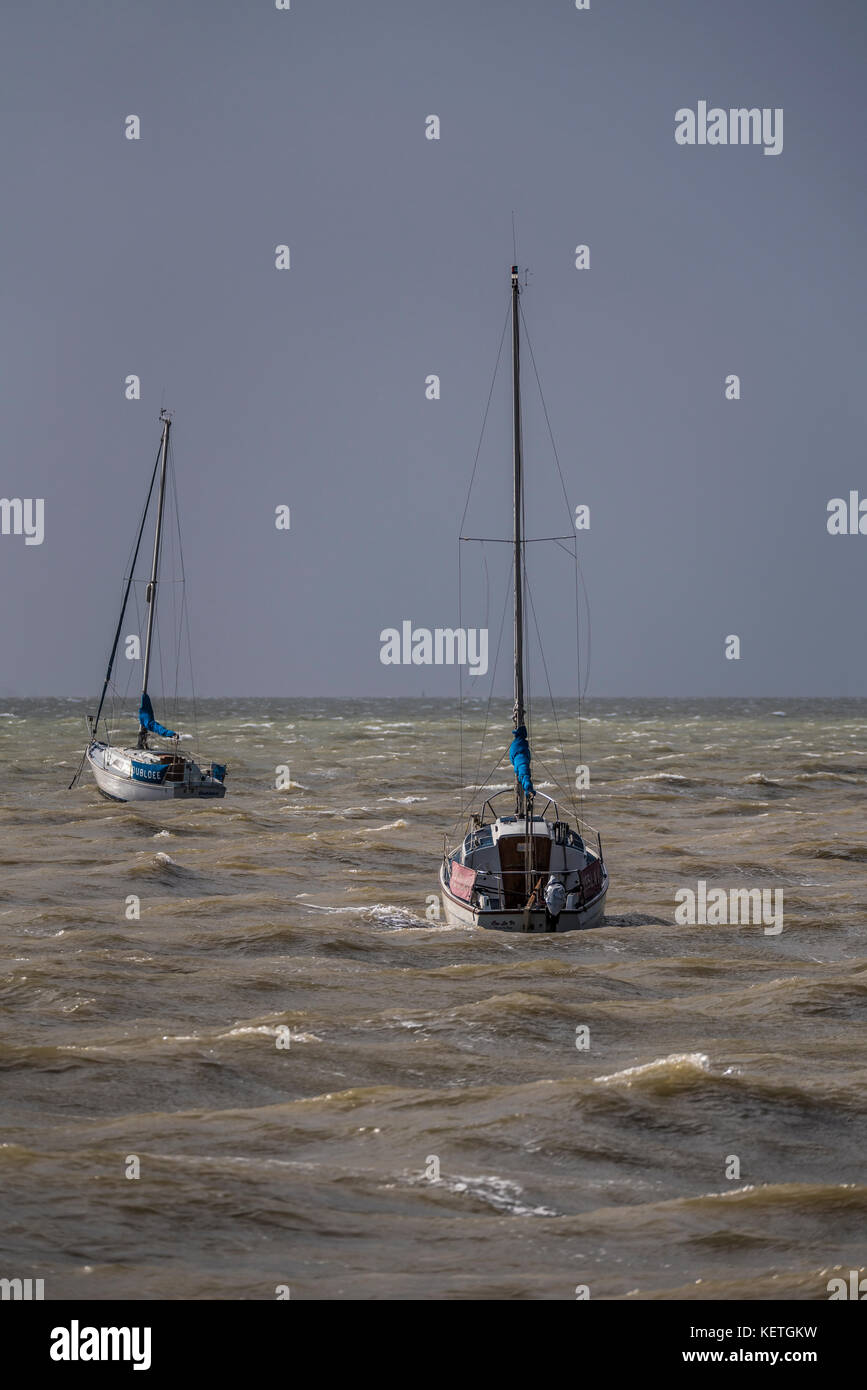 Yachten in der rauen See vor Southend on Sea, Essex während Sturm Brian Stockfoto