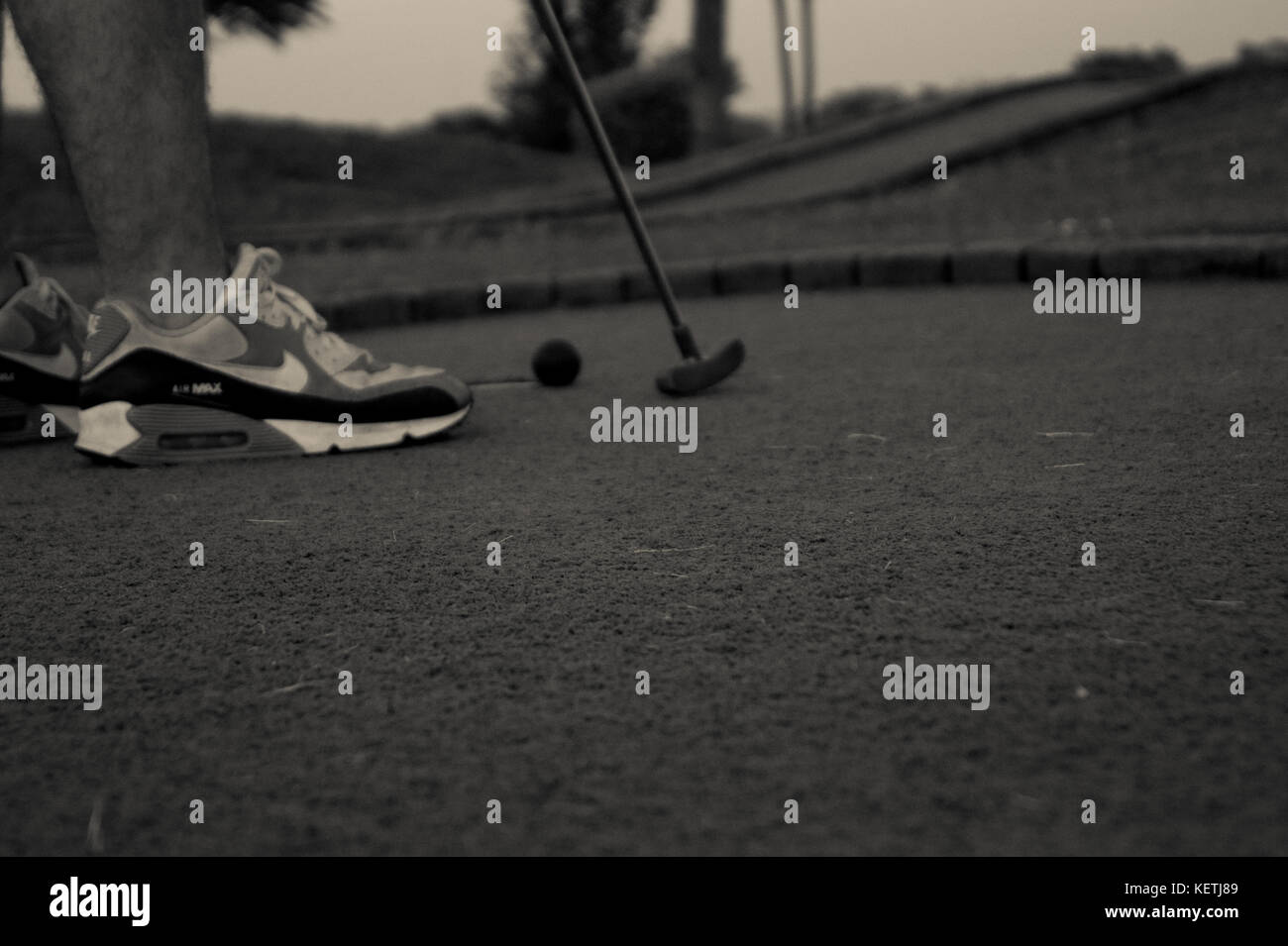 Perspektive der Ball beim Spielen Mini Golf Stockfoto