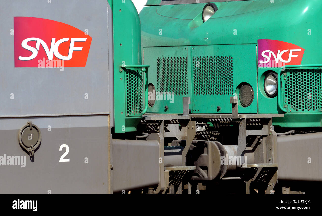 SNCF Logo auf zwei Diesellokomotiven vom Typ BB in Bahnhof, regionale, Auvergne, Massif-Central, Frankreich, Europa, Stockfoto