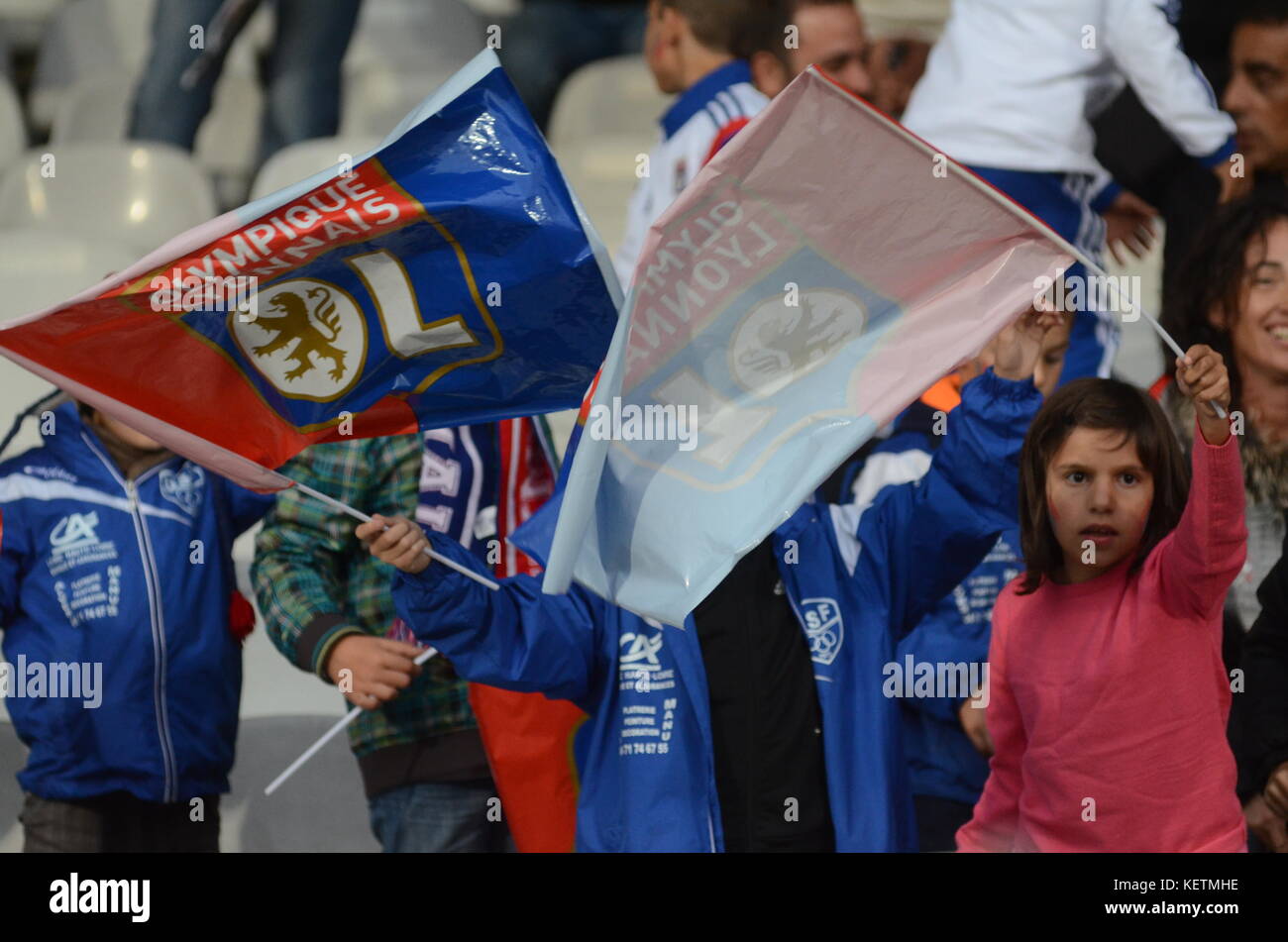Junge Anhänger der Olympique Lyonnais Football Team, Feiern im Stadion