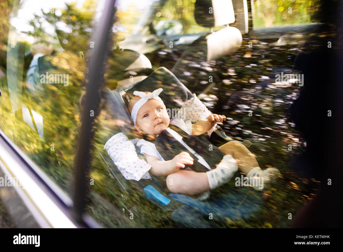 Süßes kleines Kind schlafen im Auto mit Sicherheitsgurt für Sicherheit  während der Reise befestigt Stockfotografie - Alamy