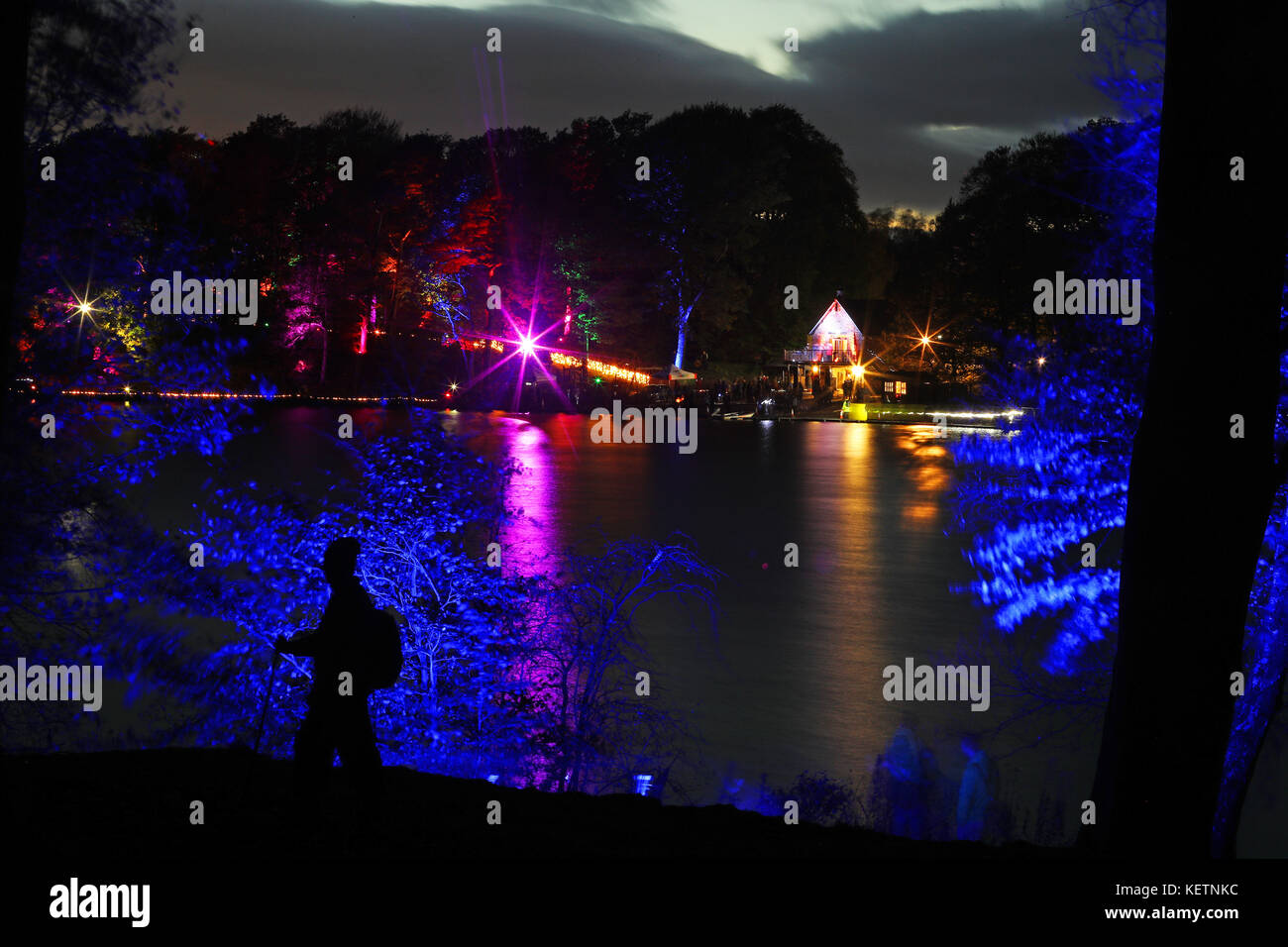 Der Lichtersee am Talkin Tarn See bei Brampton in Cumbria, wo Hunderte von Lichtern in den umliegenden Wäldern eine geschätzte Erinnerung an einen Verwandten oder geliebten Menschen darstellen, der nicht mehr bei uns ist. Stockfoto