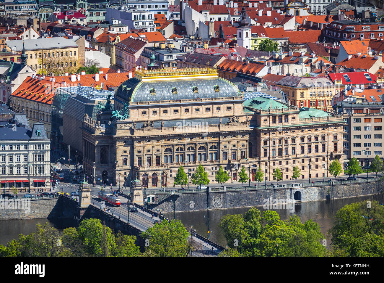 Blick auf die Prager Nationaltheater auf einem hellen, sonnigen Tag entlang der Moldau, Tschechische Republik Stockfoto