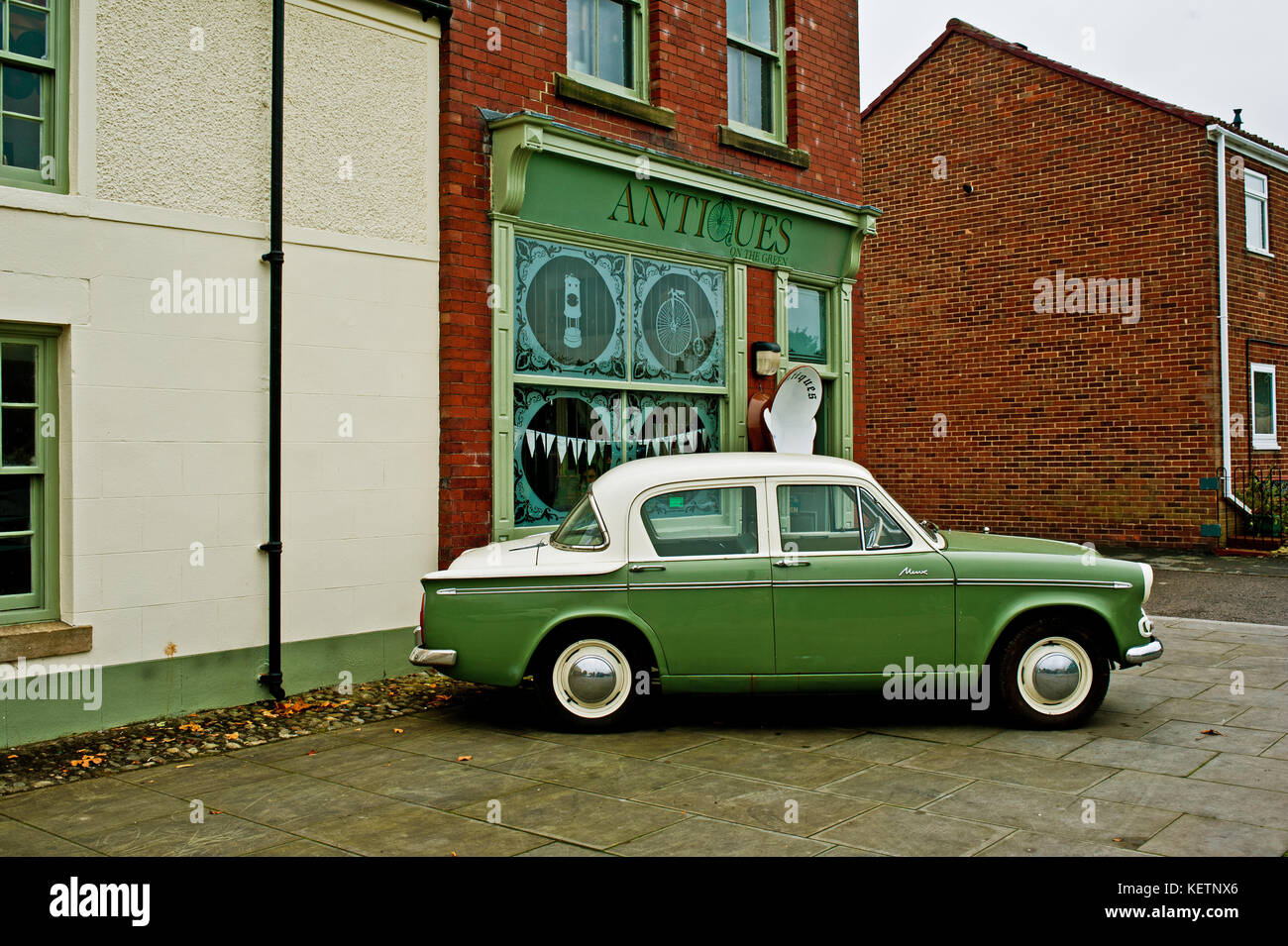 1960 Hillman Minx und Antiquitäten auf dem Grün shop West Auckland, County Durham Stockfoto